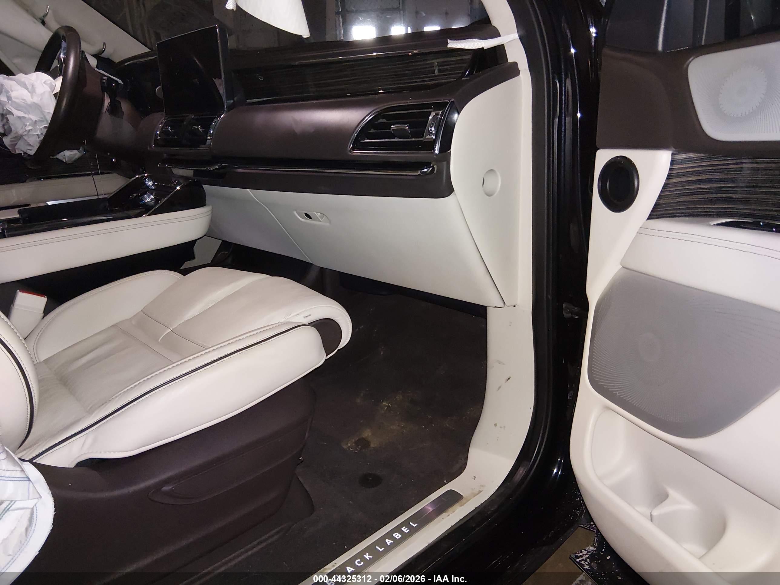 LINCOLN NAVIGATOR image 5