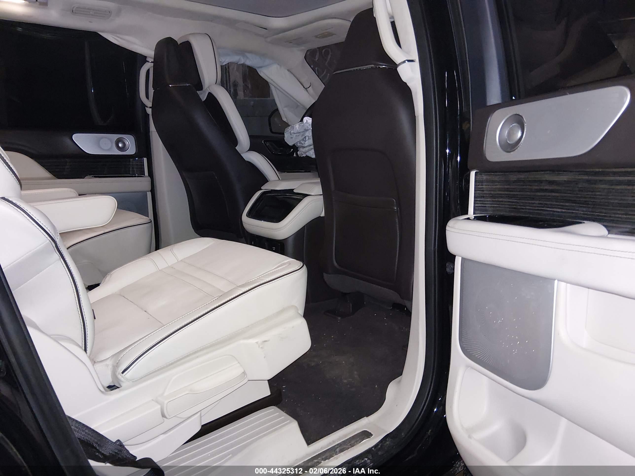 LINCOLN NAVIGATOR image 8