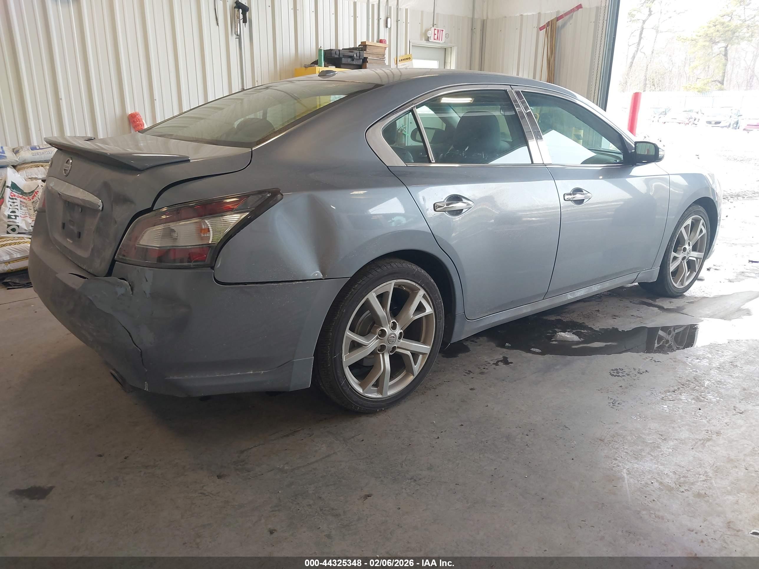 NISSAN MAXIMA image 4