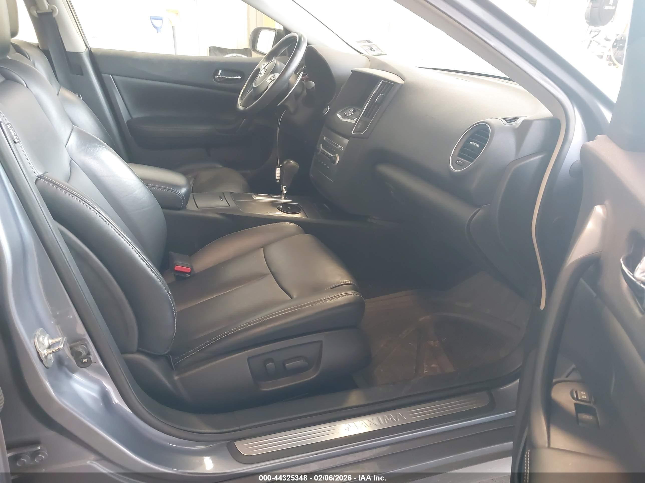 NISSAN MAXIMA image 5