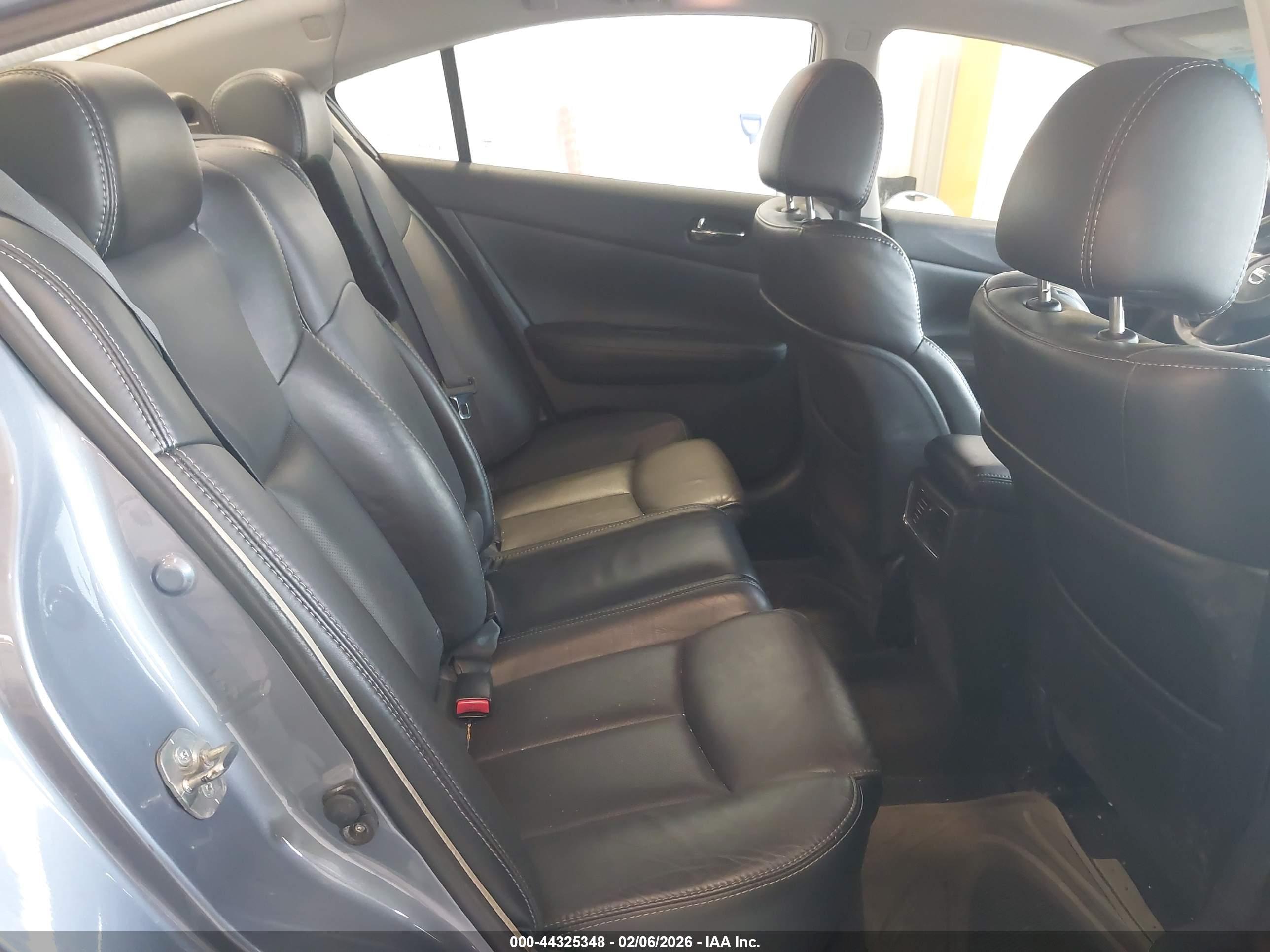 NISSAN MAXIMA image 8