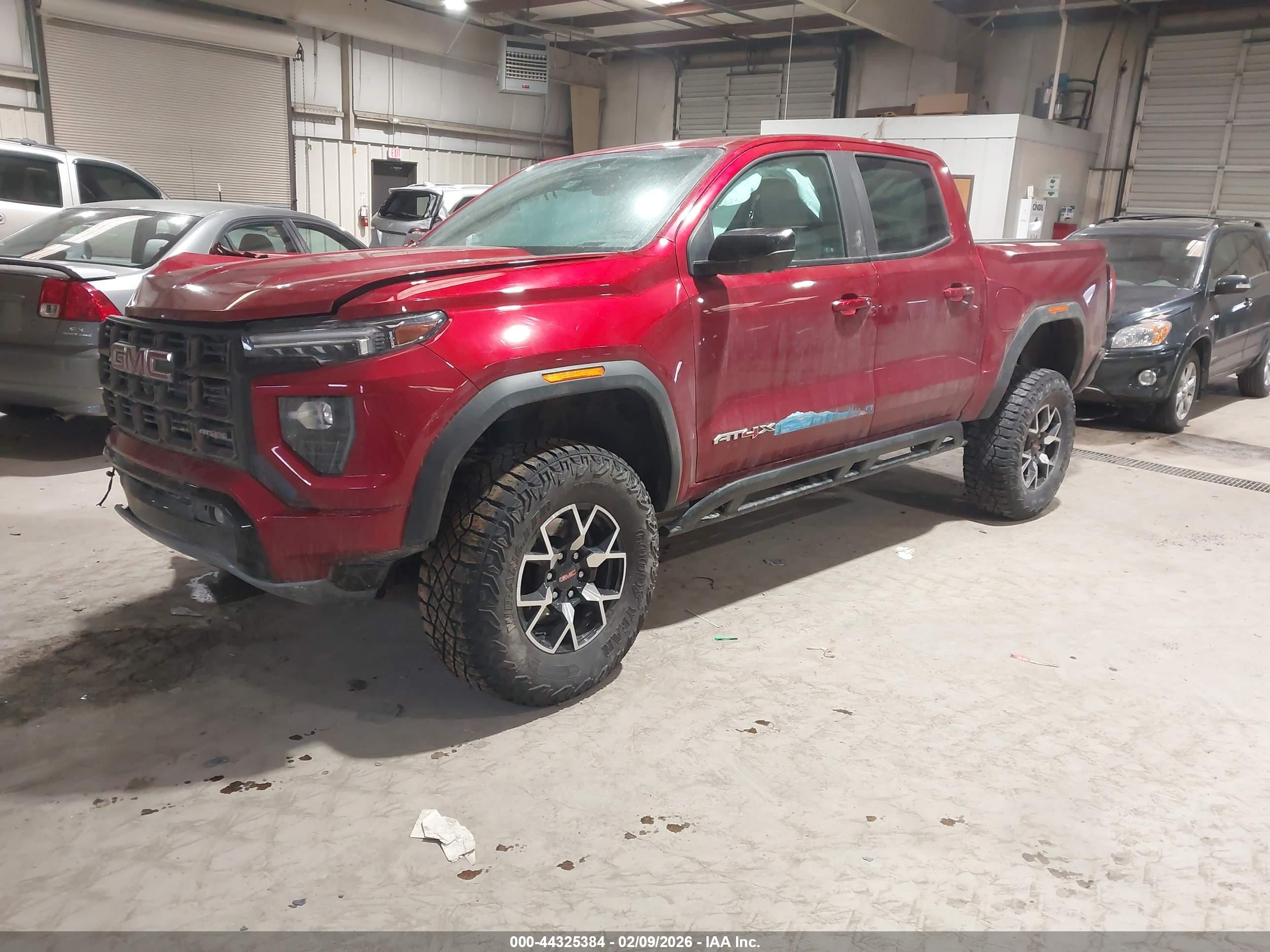 GMC CANYON image 2
