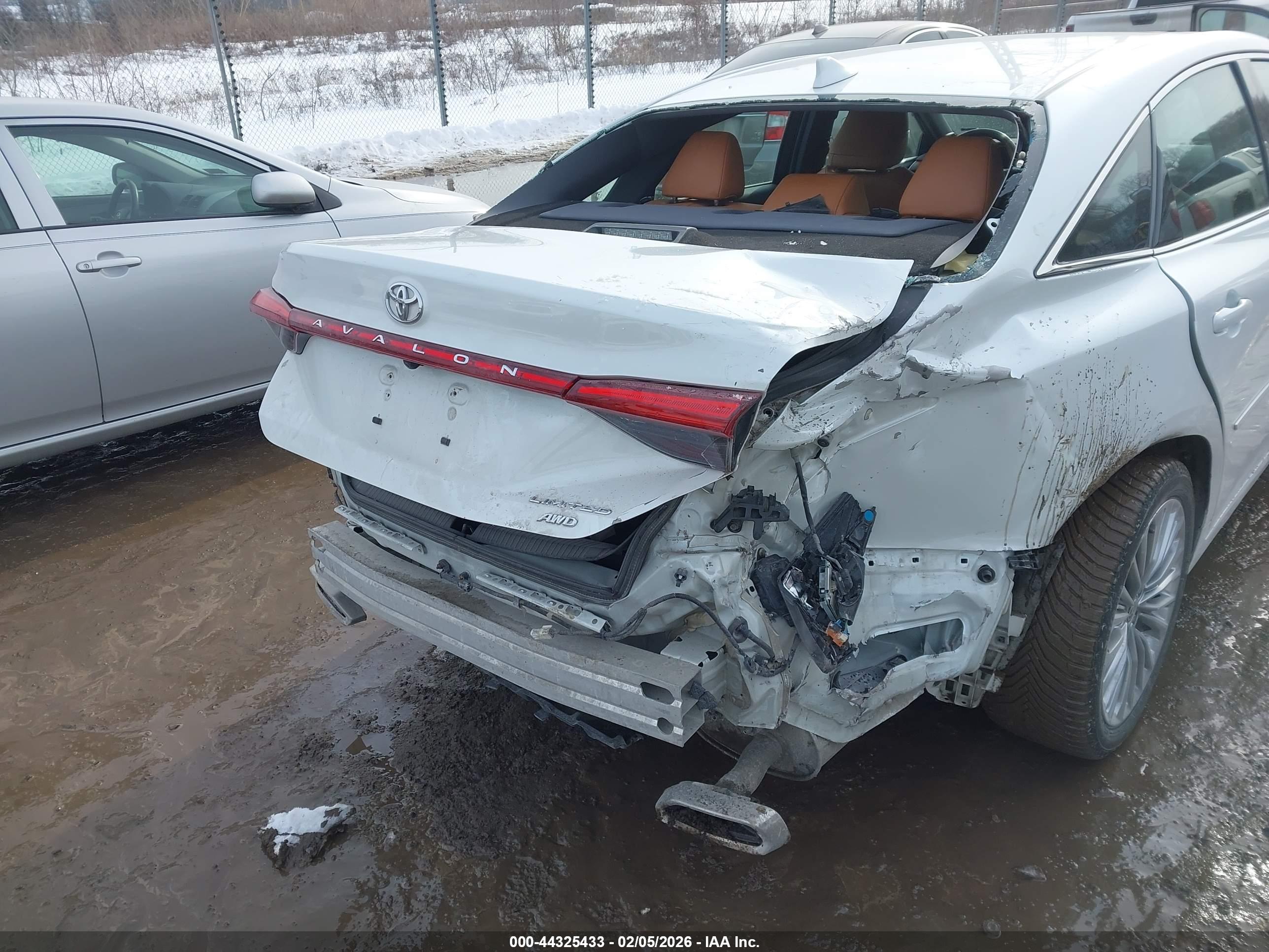TOYOTA AVALON image 6