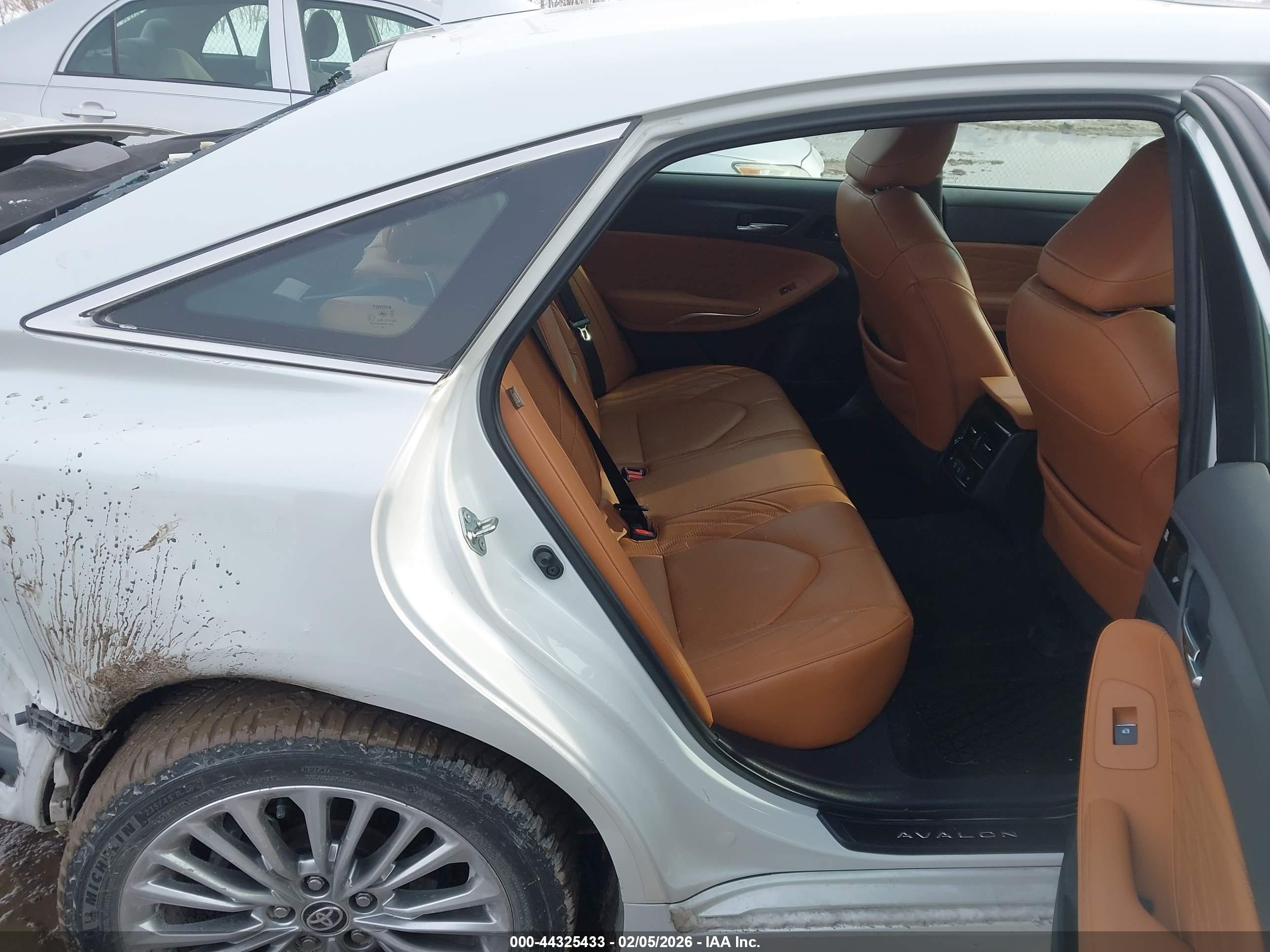 TOYOTA AVALON image 8