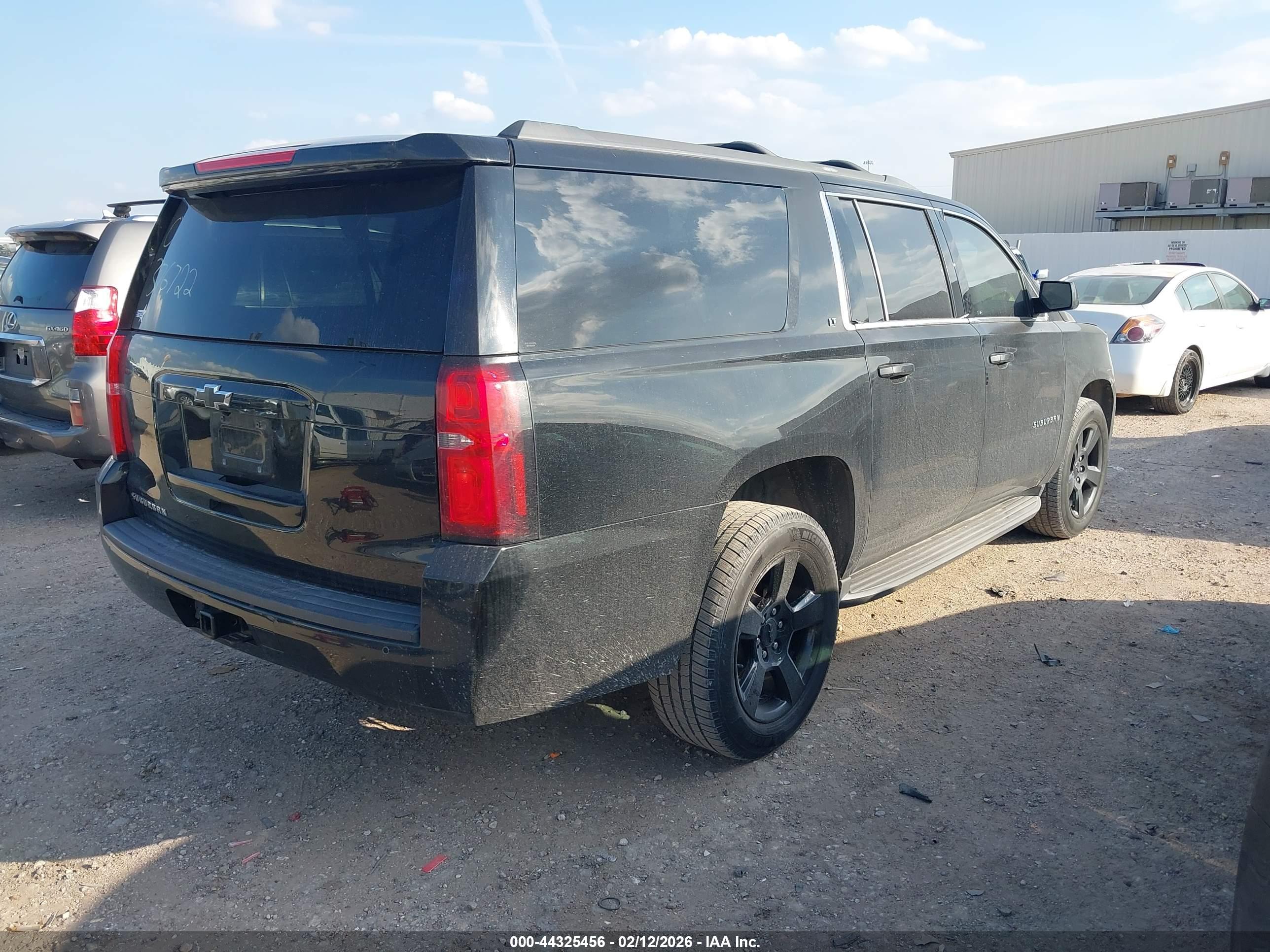 CHEVROLET SUBURBAN image 4