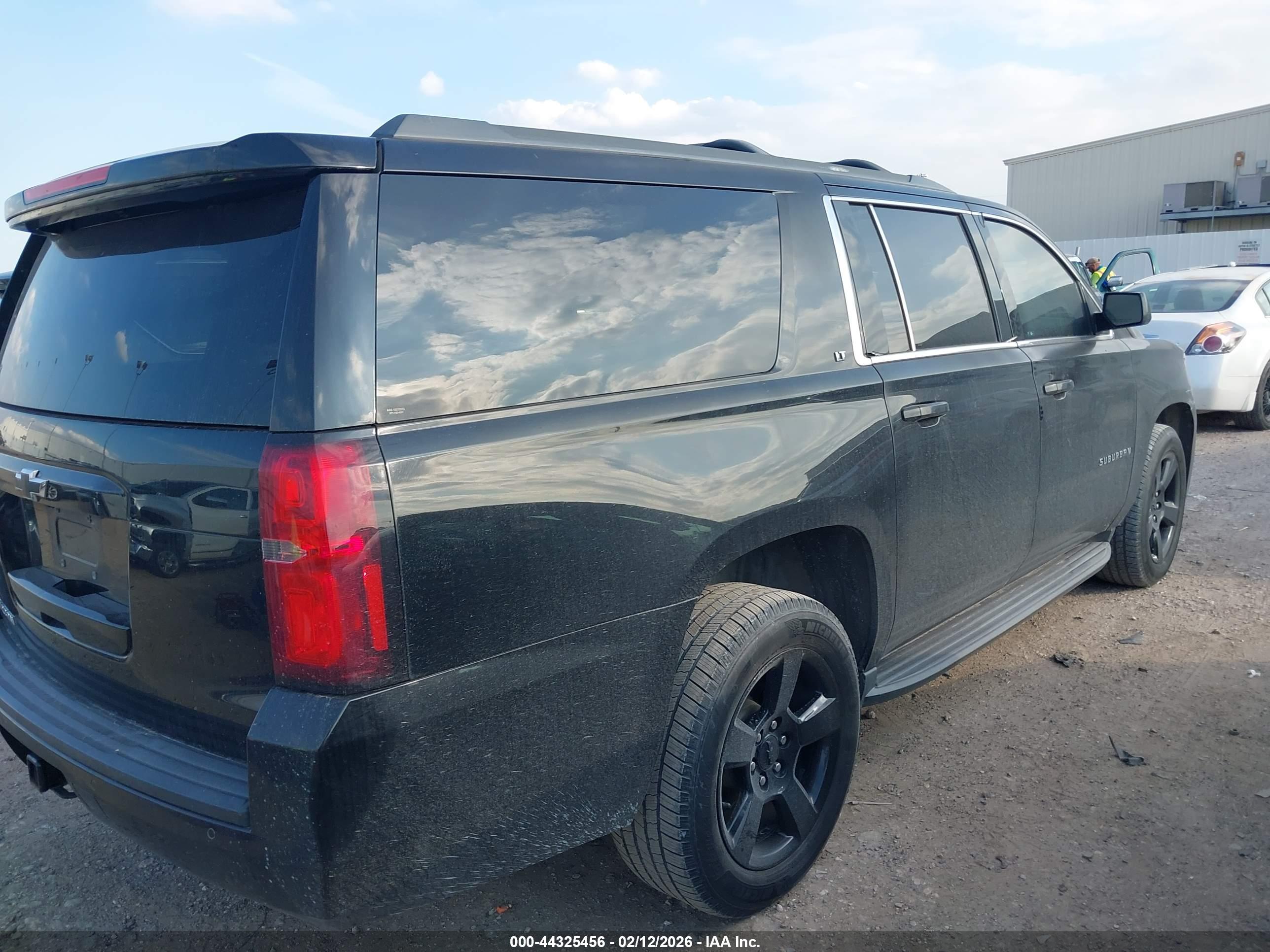 CHEVROLET SUBURBAN image 6