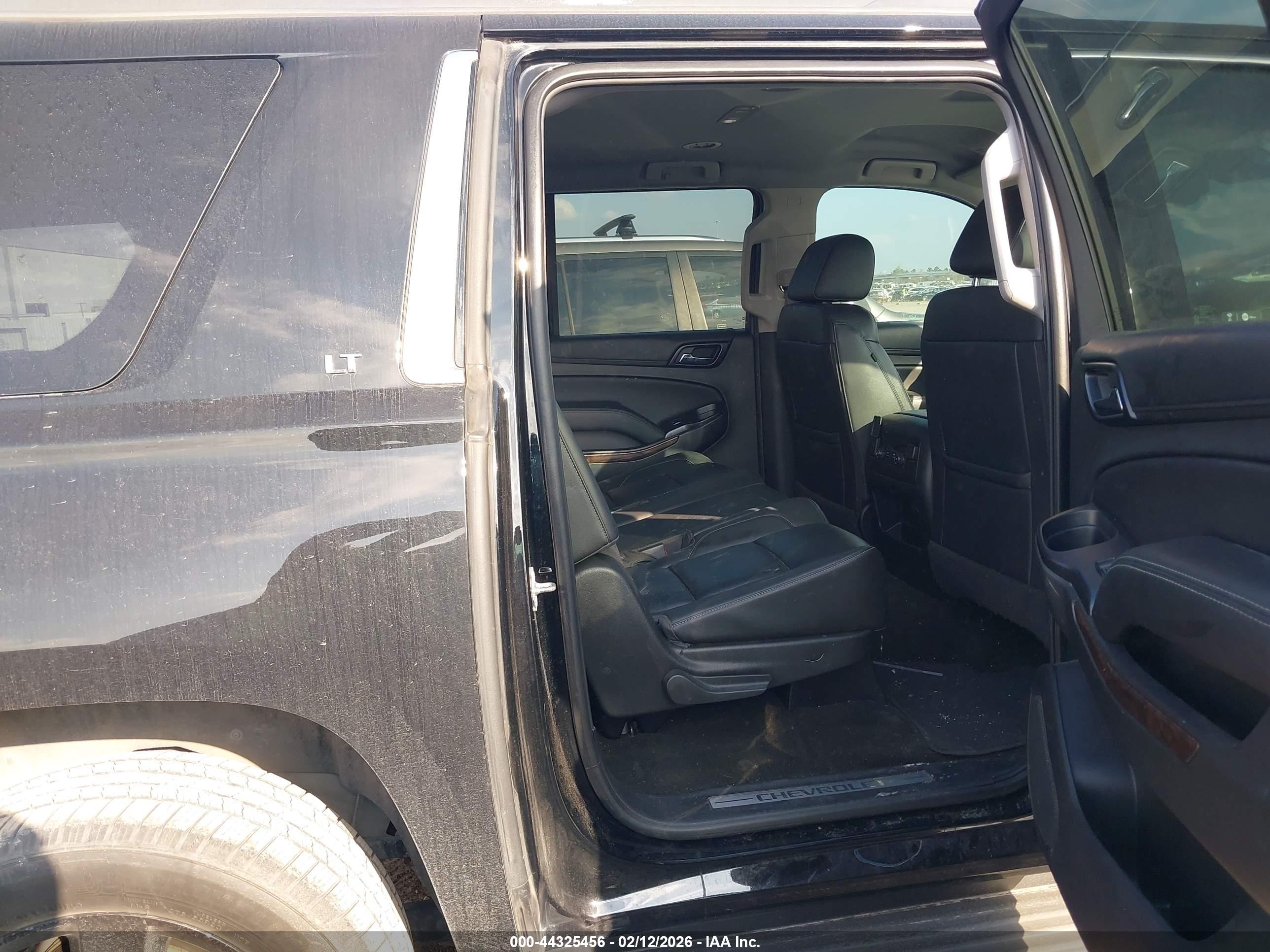 CHEVROLET SUBURBAN image 8