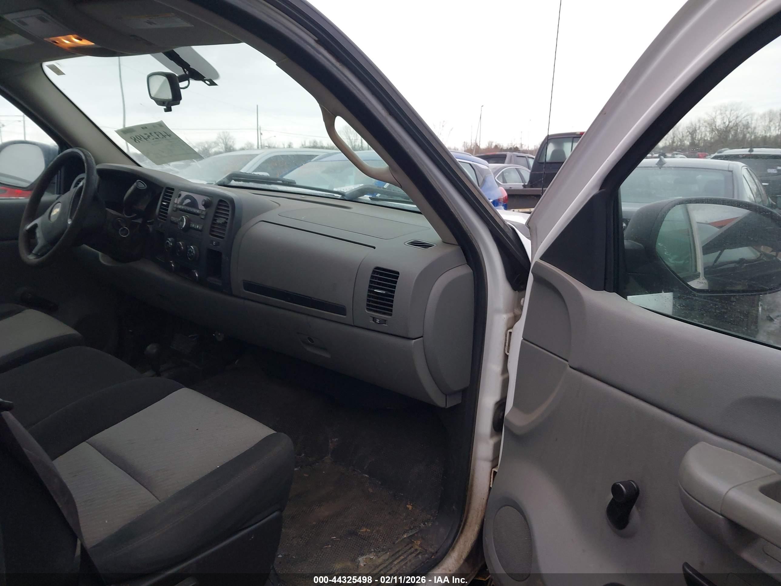 CHEVROLET SILVERADO image 5