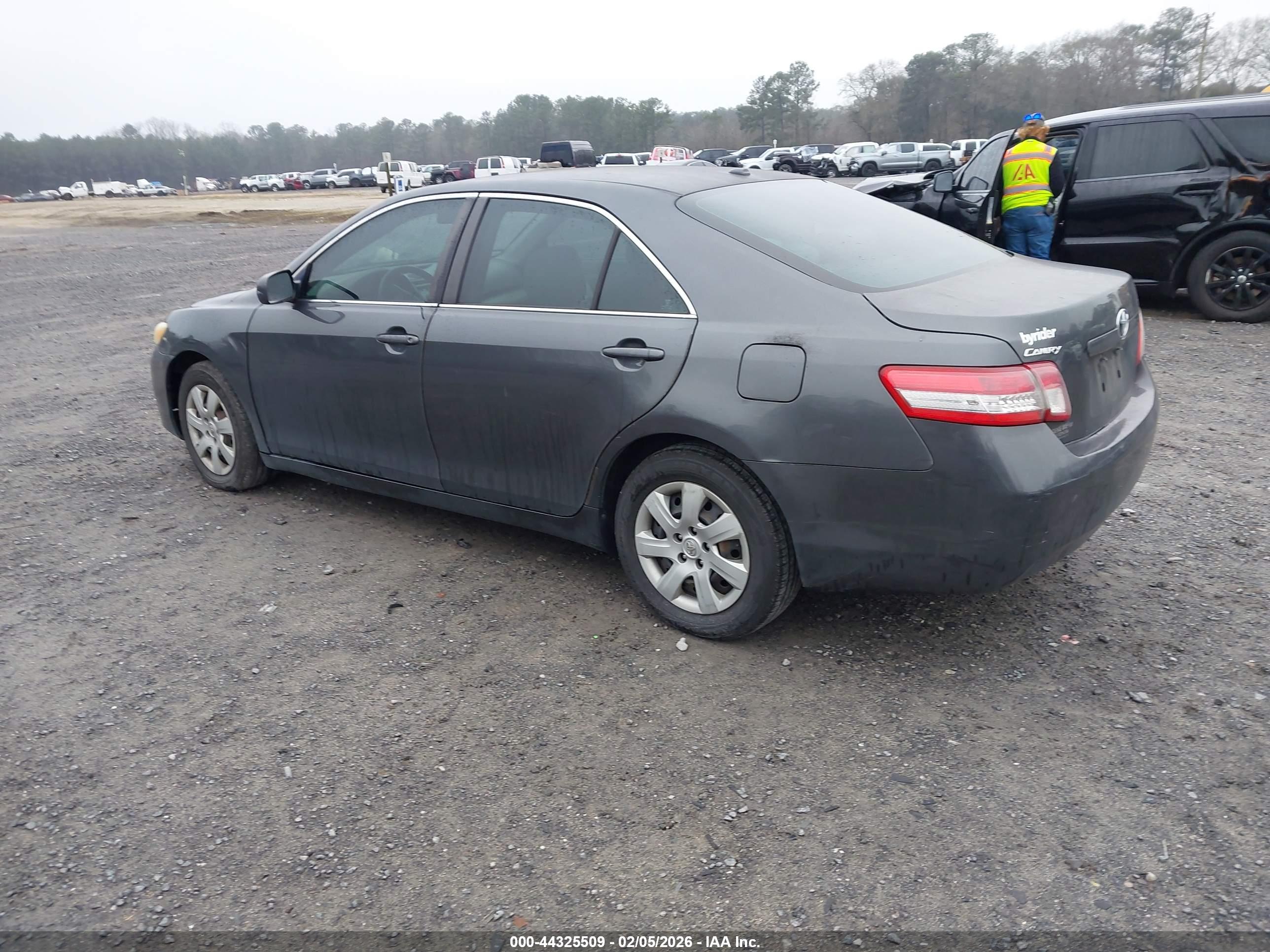 TOYOTA CAMRY image 3