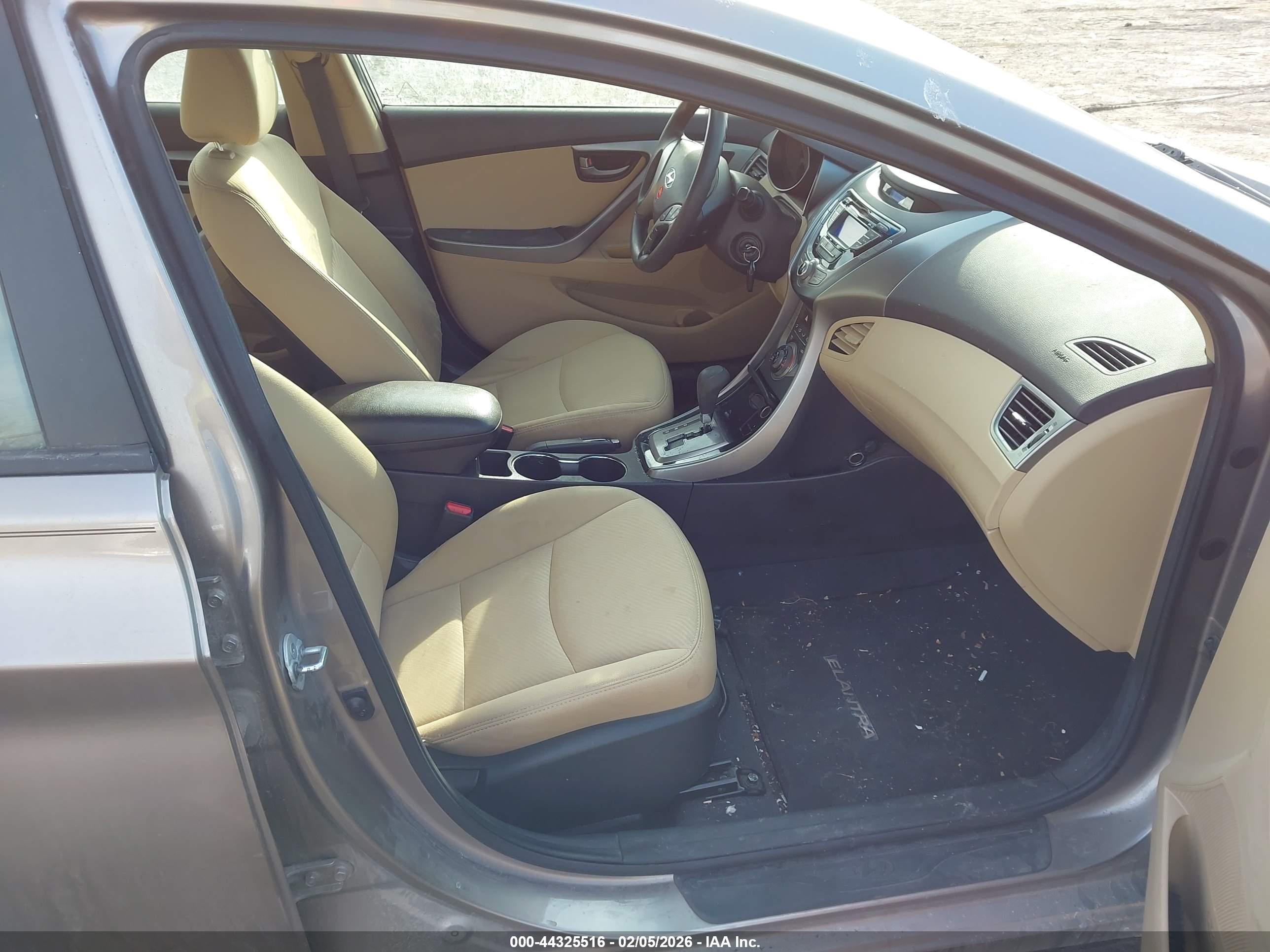 HYUNDAI ELANTRA image 5