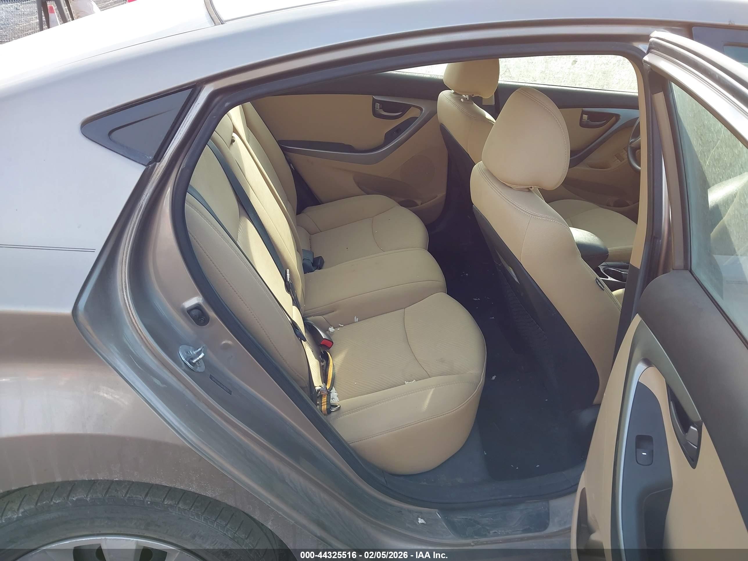 HYUNDAI ELANTRA image 8