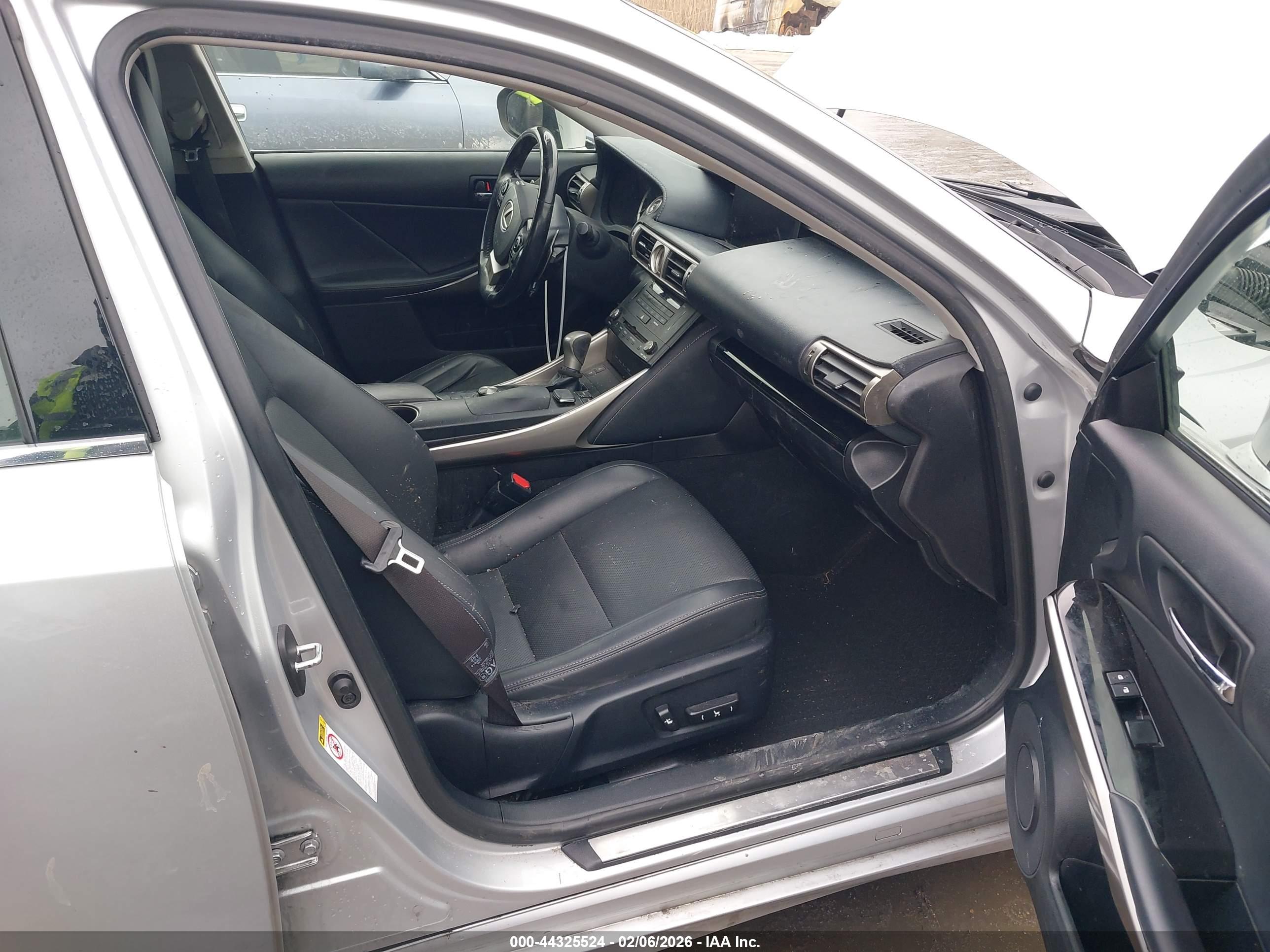 LEXUS IS image 5
