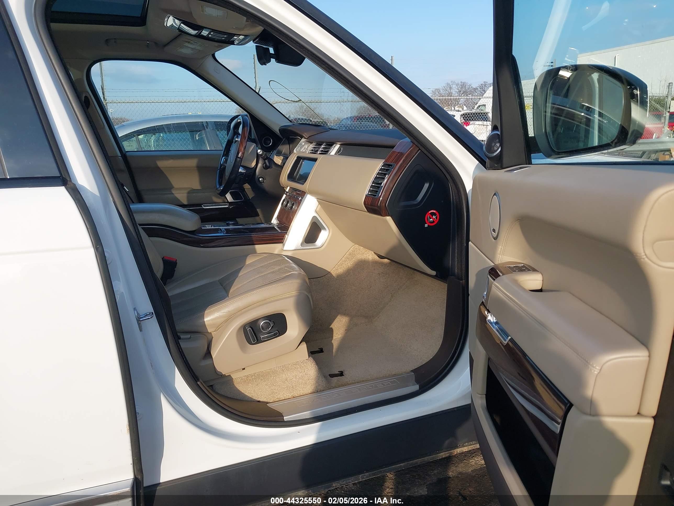 LAND ROVER image 5