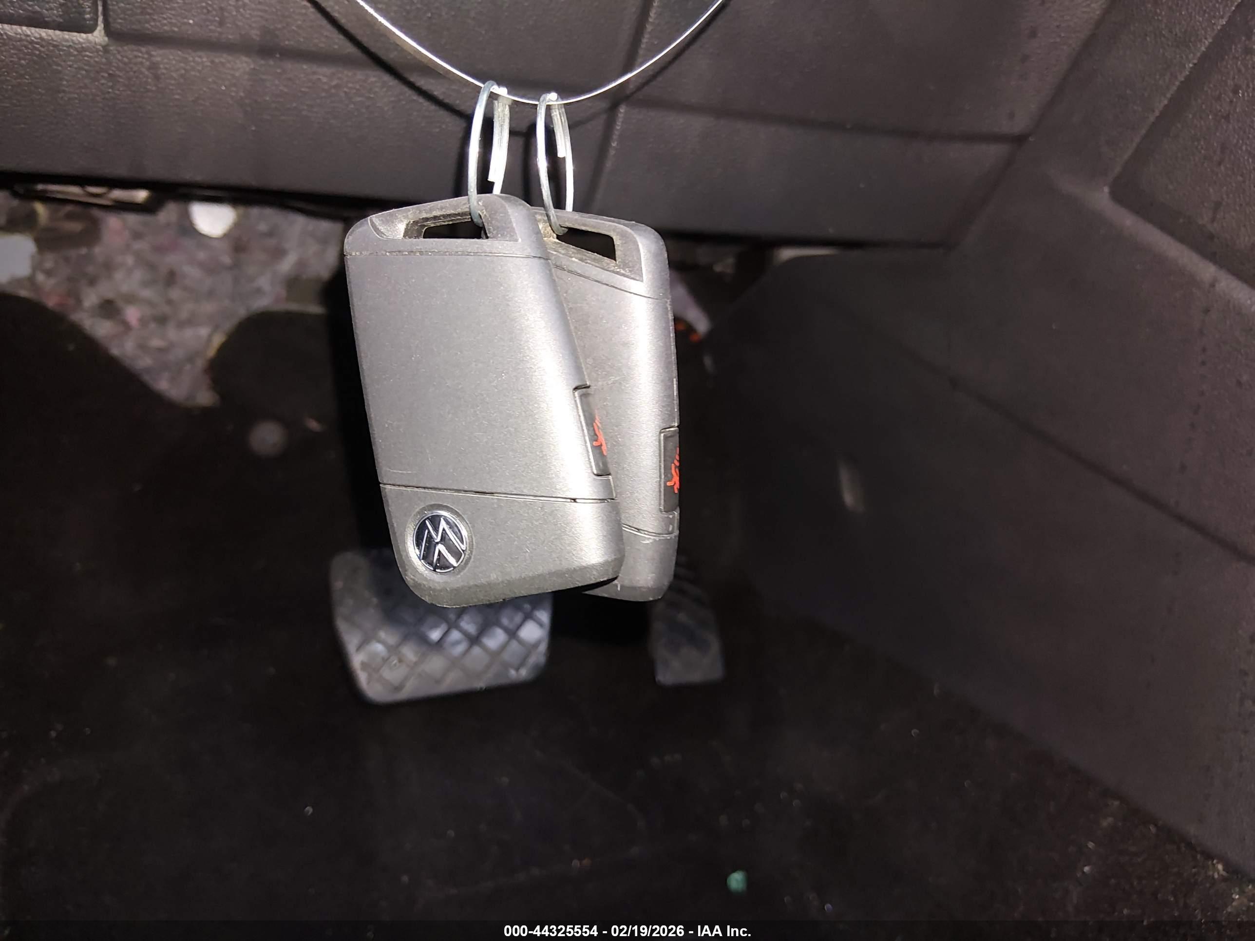 VOLKSWAGEN TAOS image 11