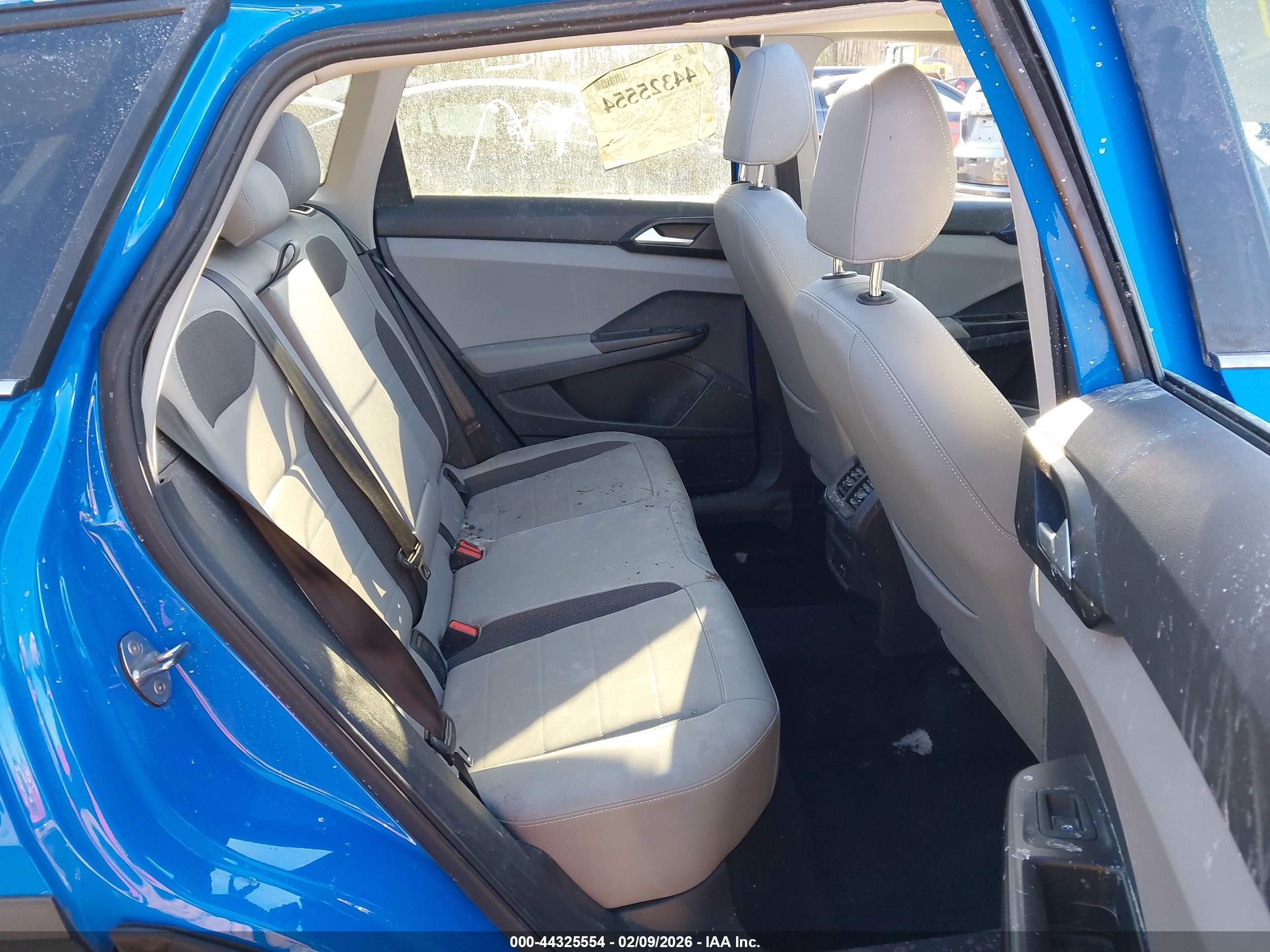 VOLKSWAGEN TAOS image 8