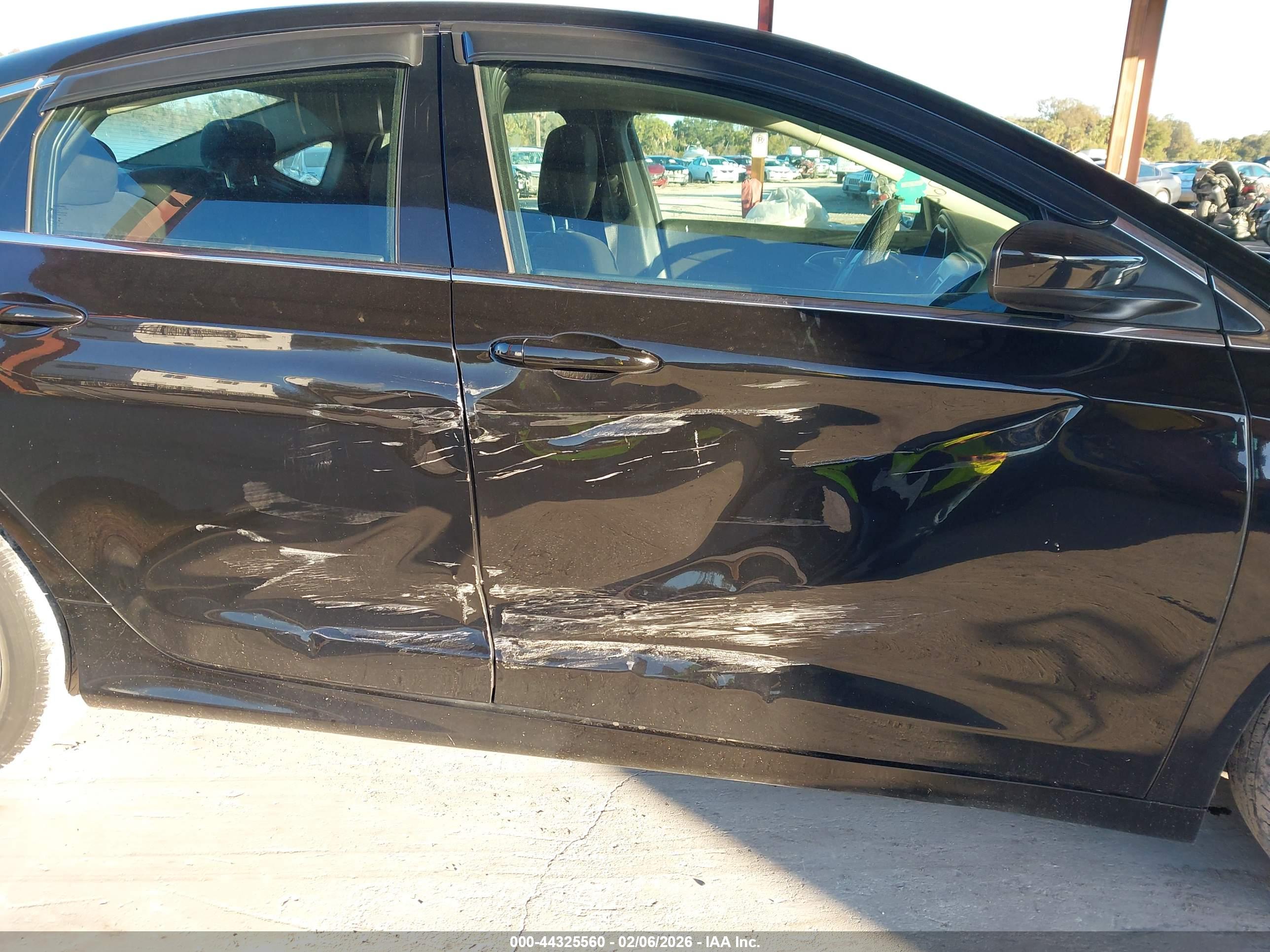 CHRYSLER 200 image 6