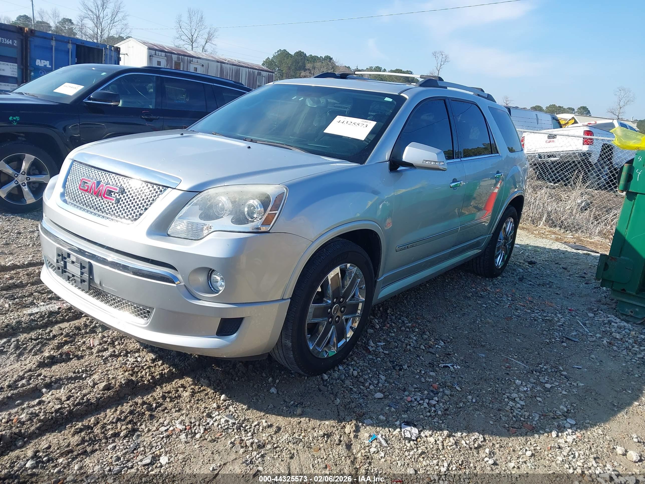 GMC ACADIA image 2