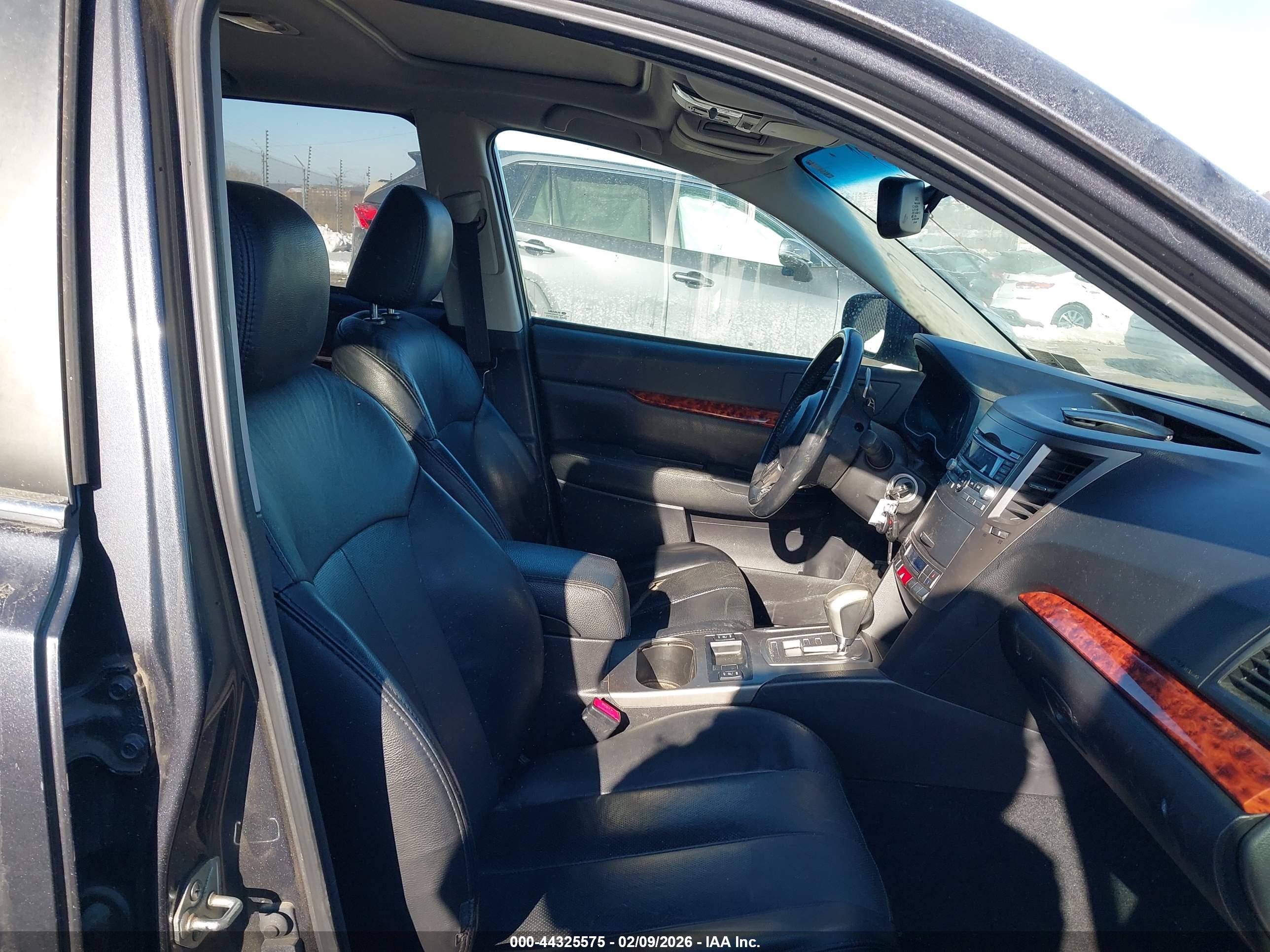 SUBARU OUTBACK image 5