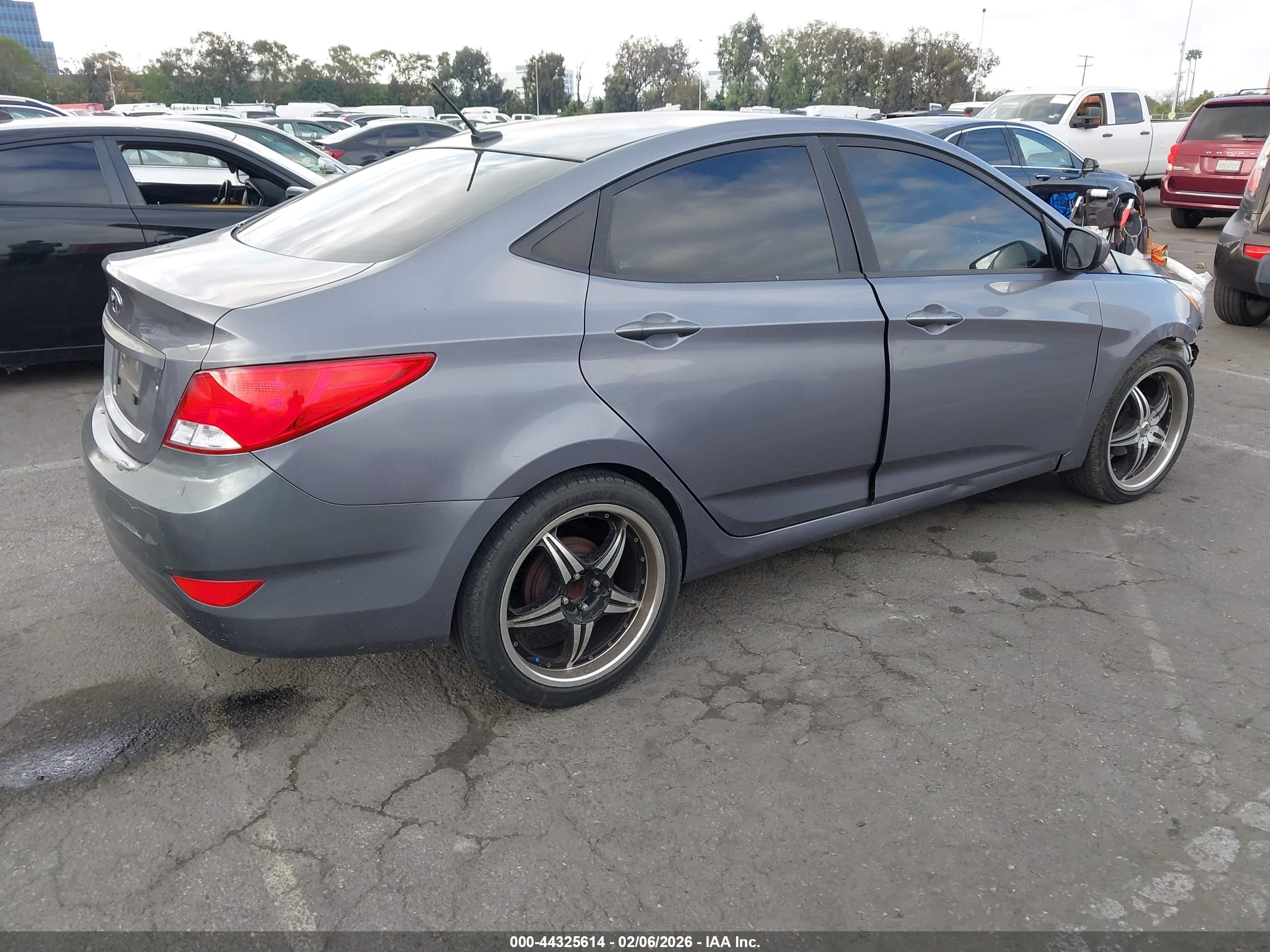 HYUNDAI ACCENT image 4
