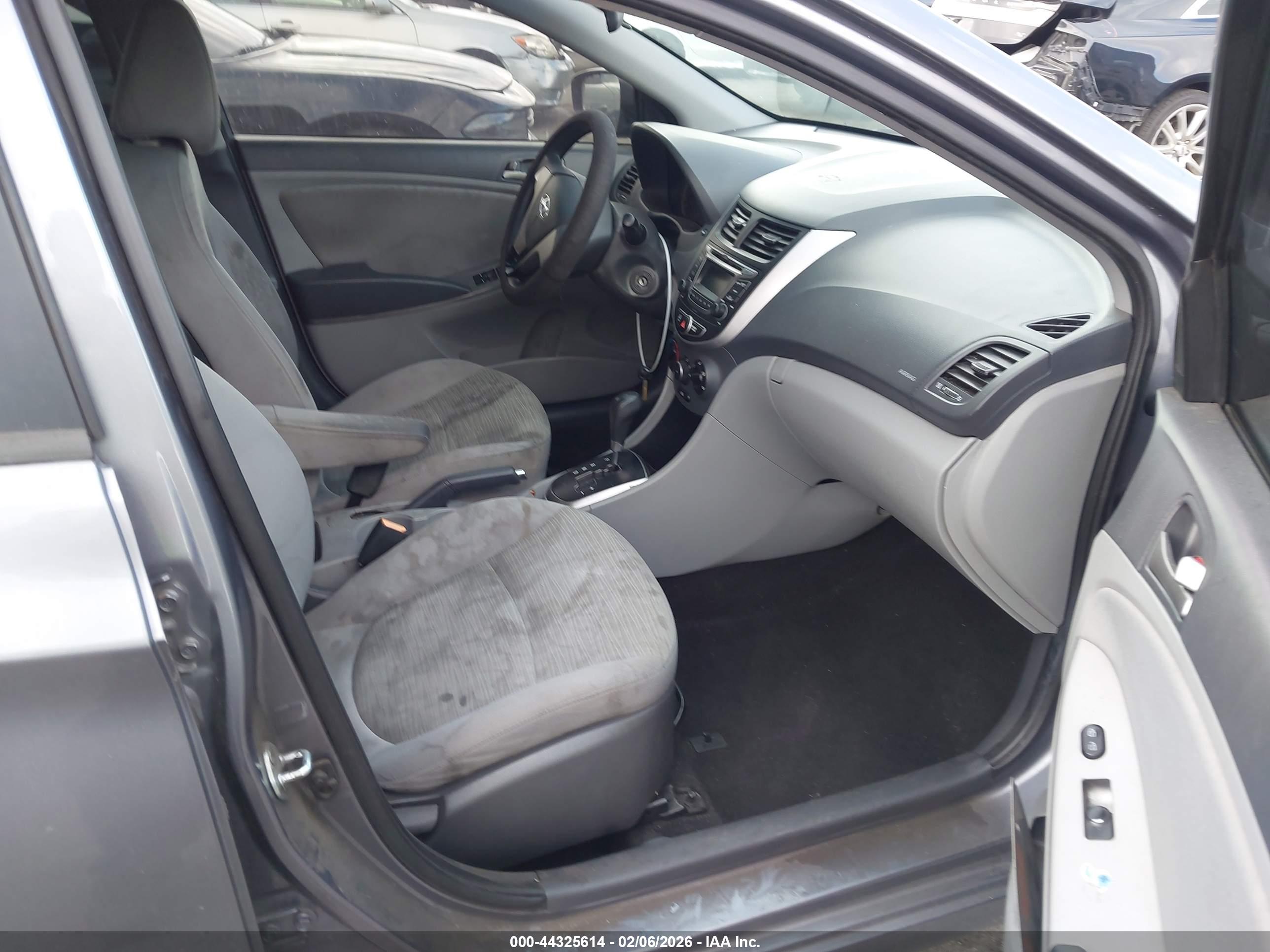 HYUNDAI ACCENT image 5