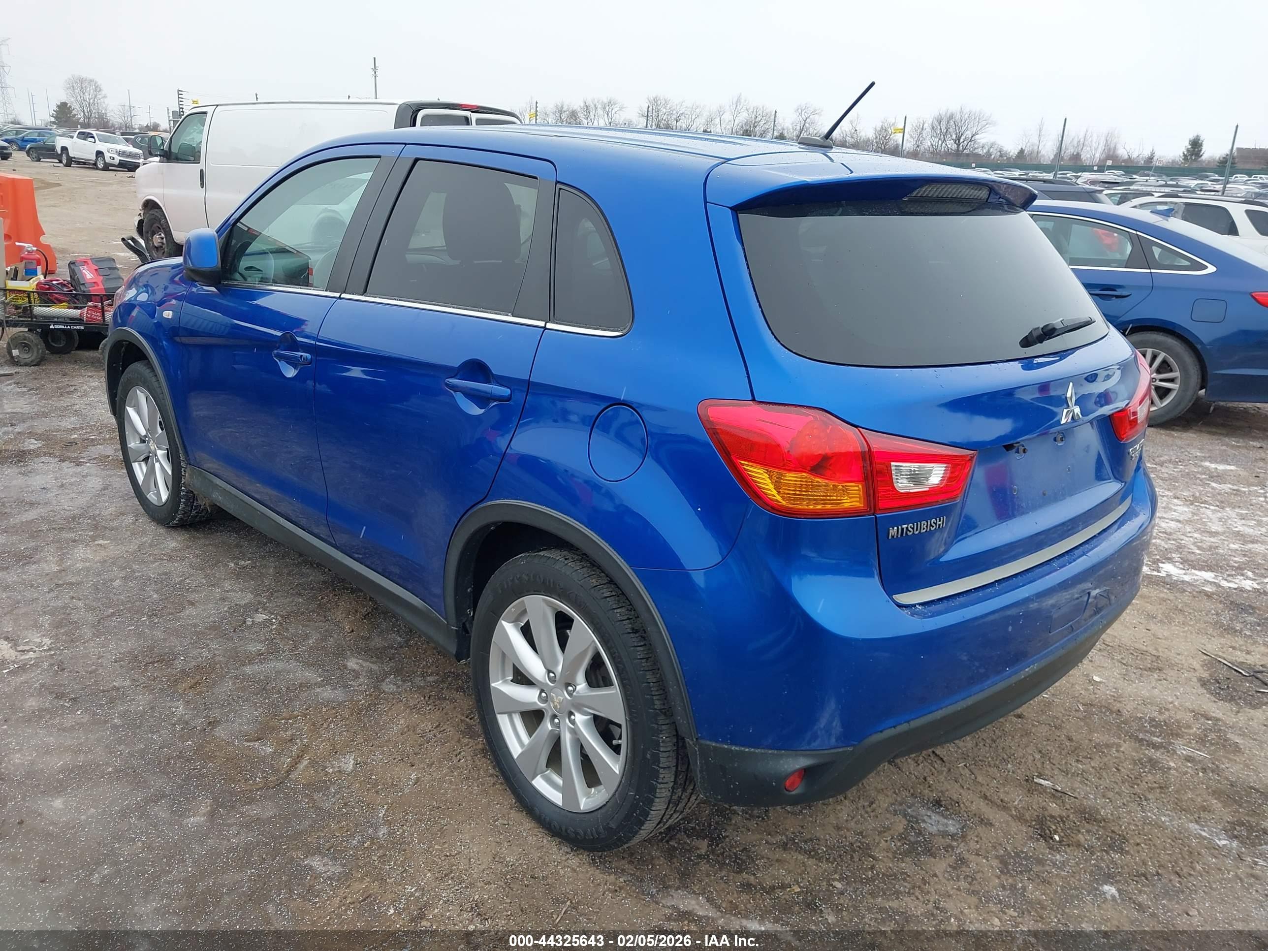 MITSUBISHI OUTLANDER image 3