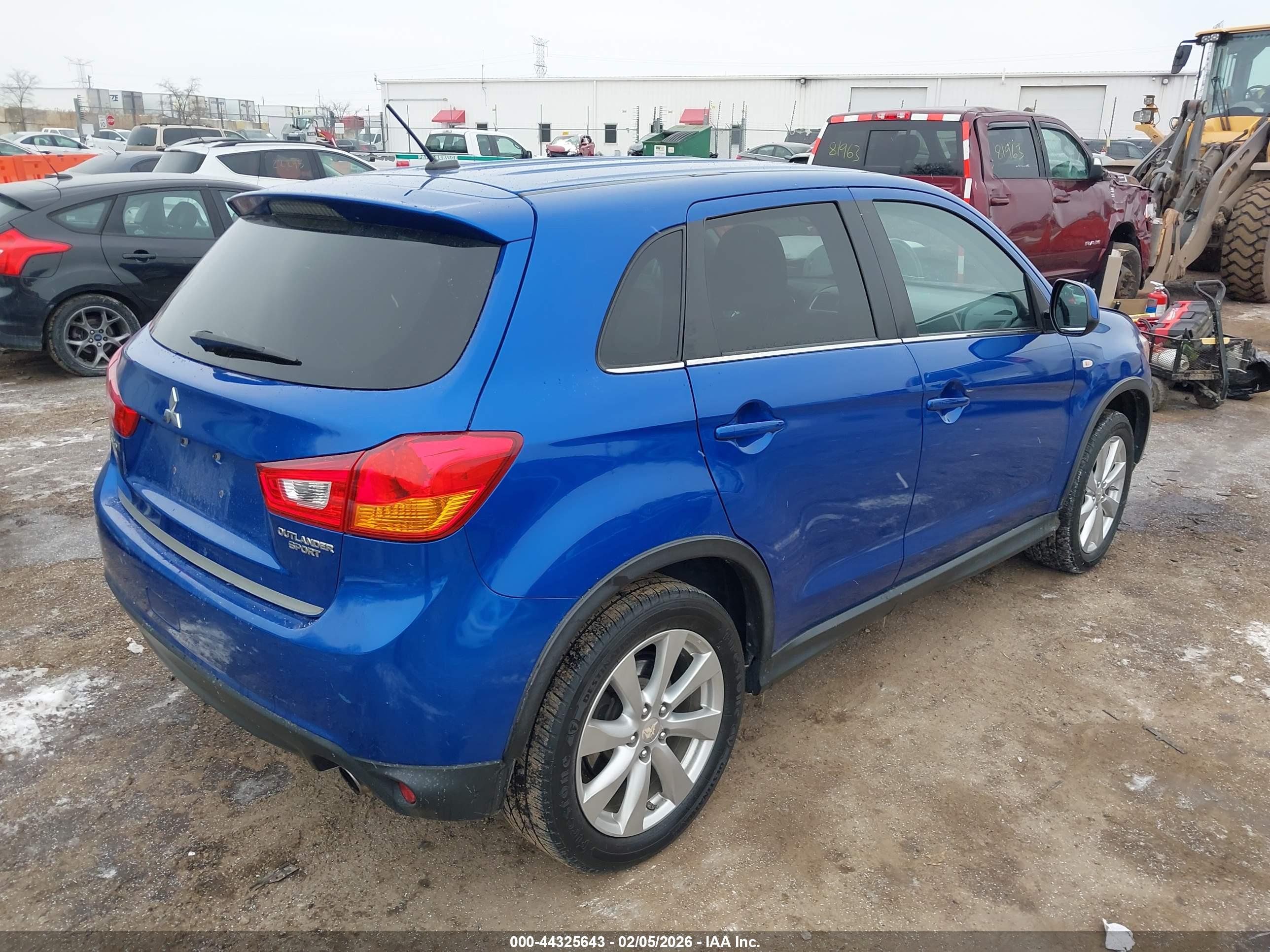 MITSUBISHI OUTLANDER image 4