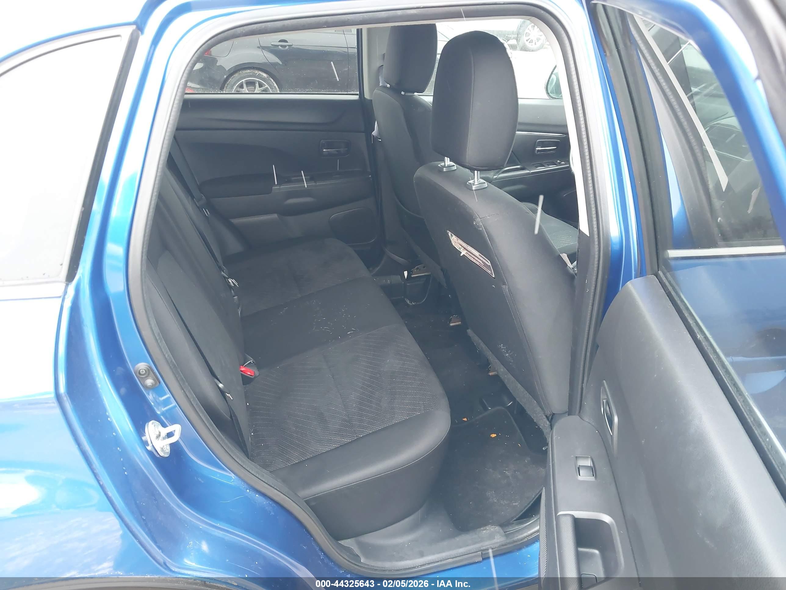 MITSUBISHI OUTLANDER image 8