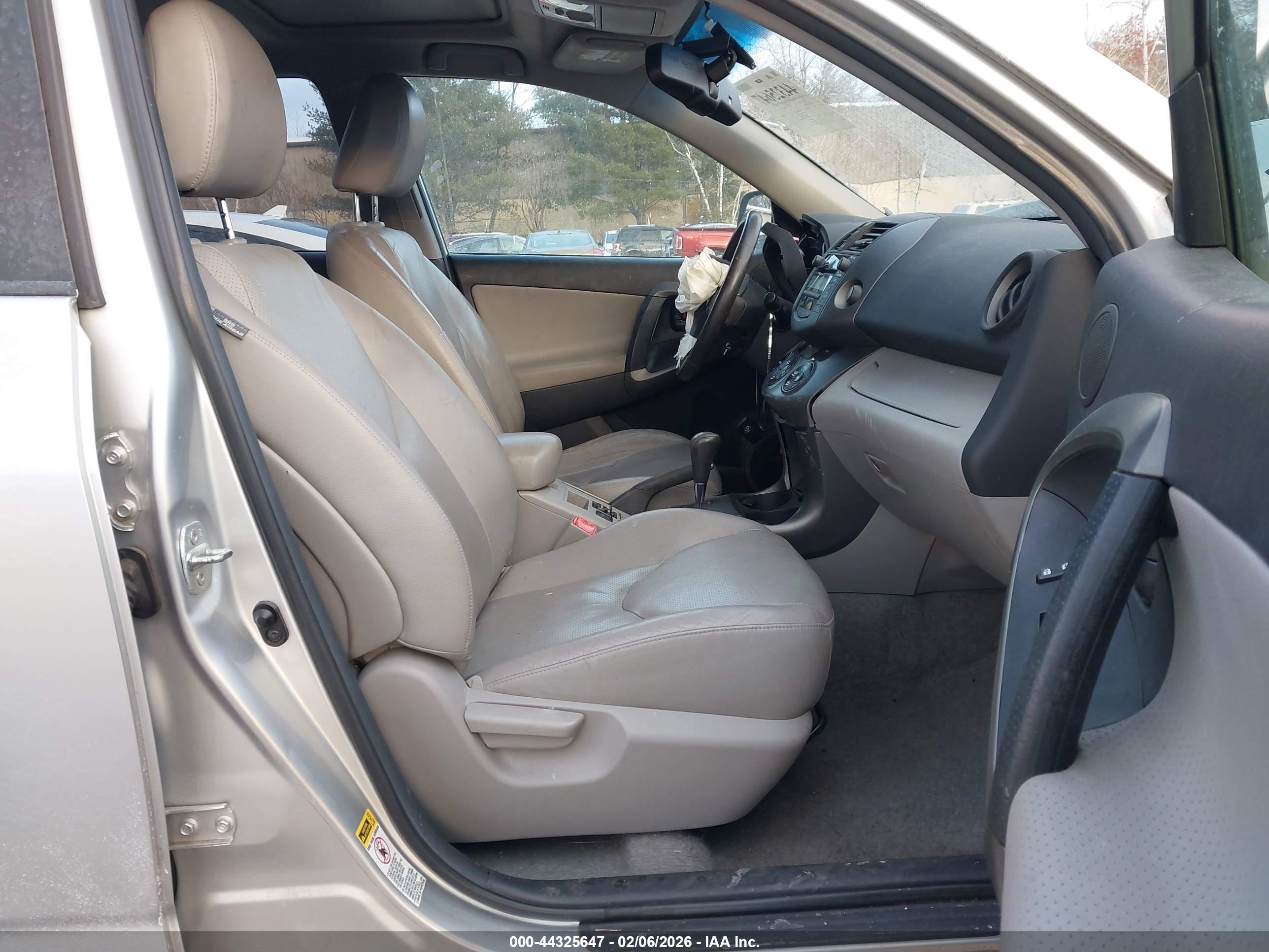 TOYOTA RAV4 image 5
