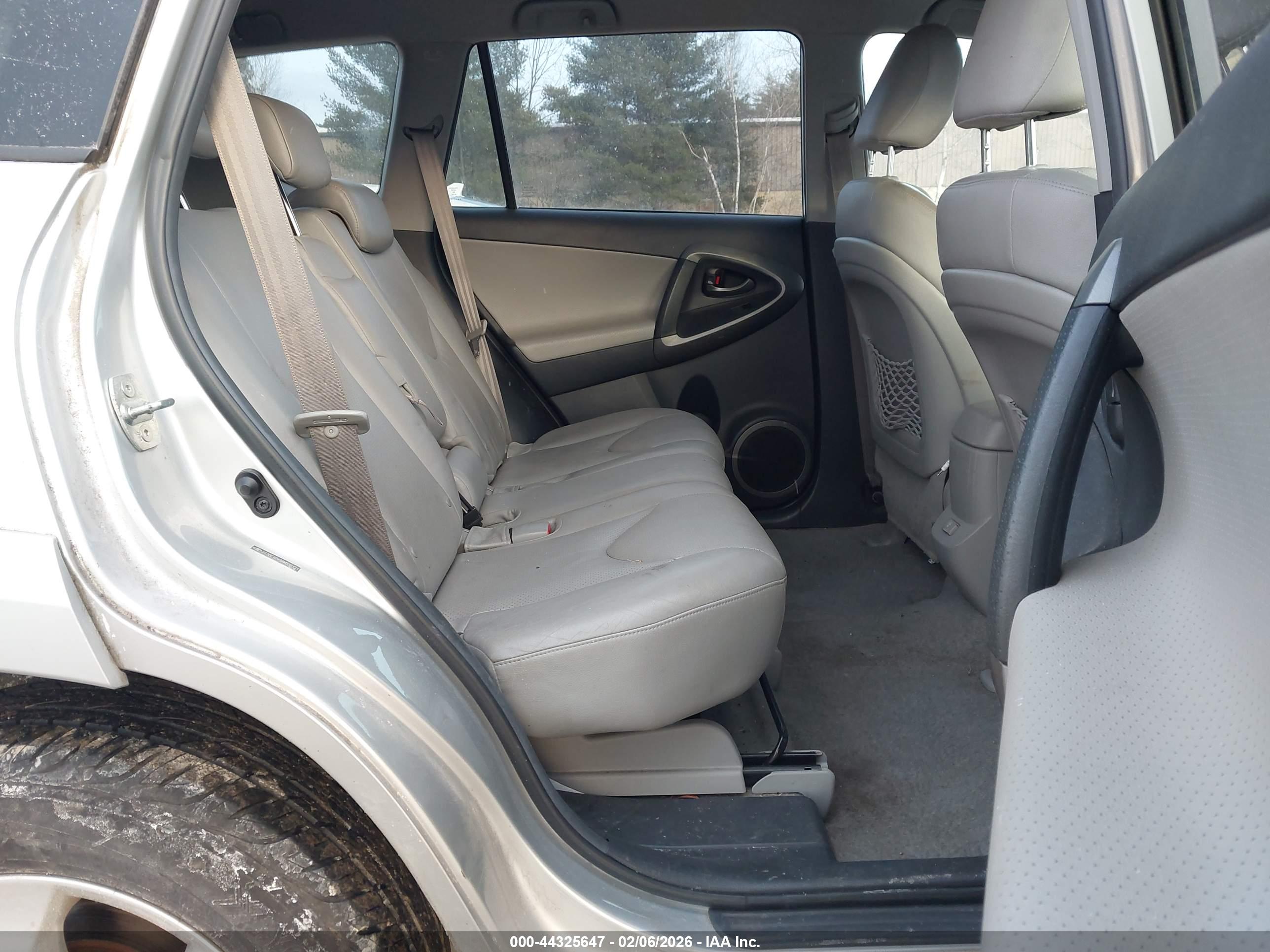 TOYOTA RAV4 image 8