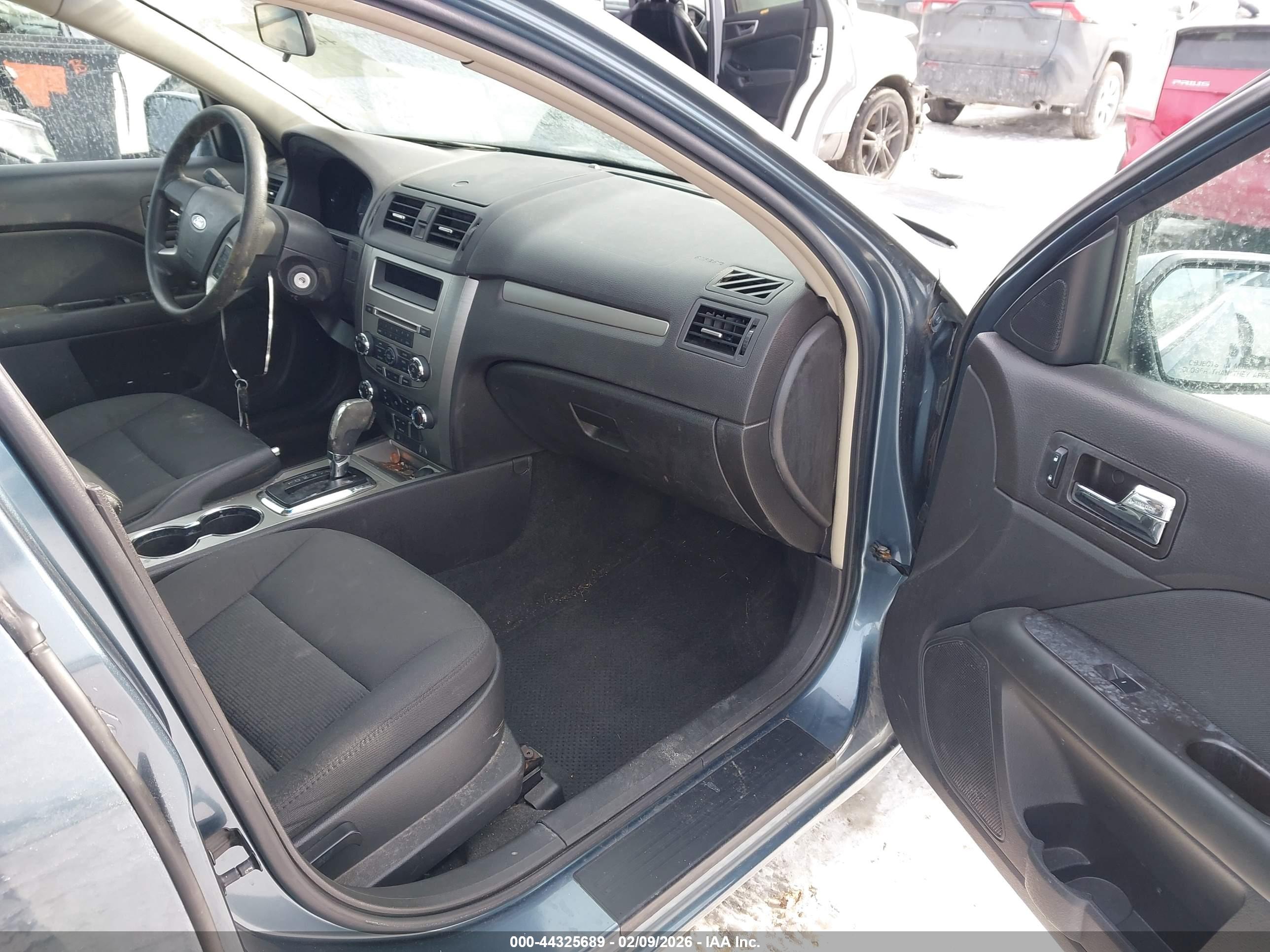 FORD FUSION image 5