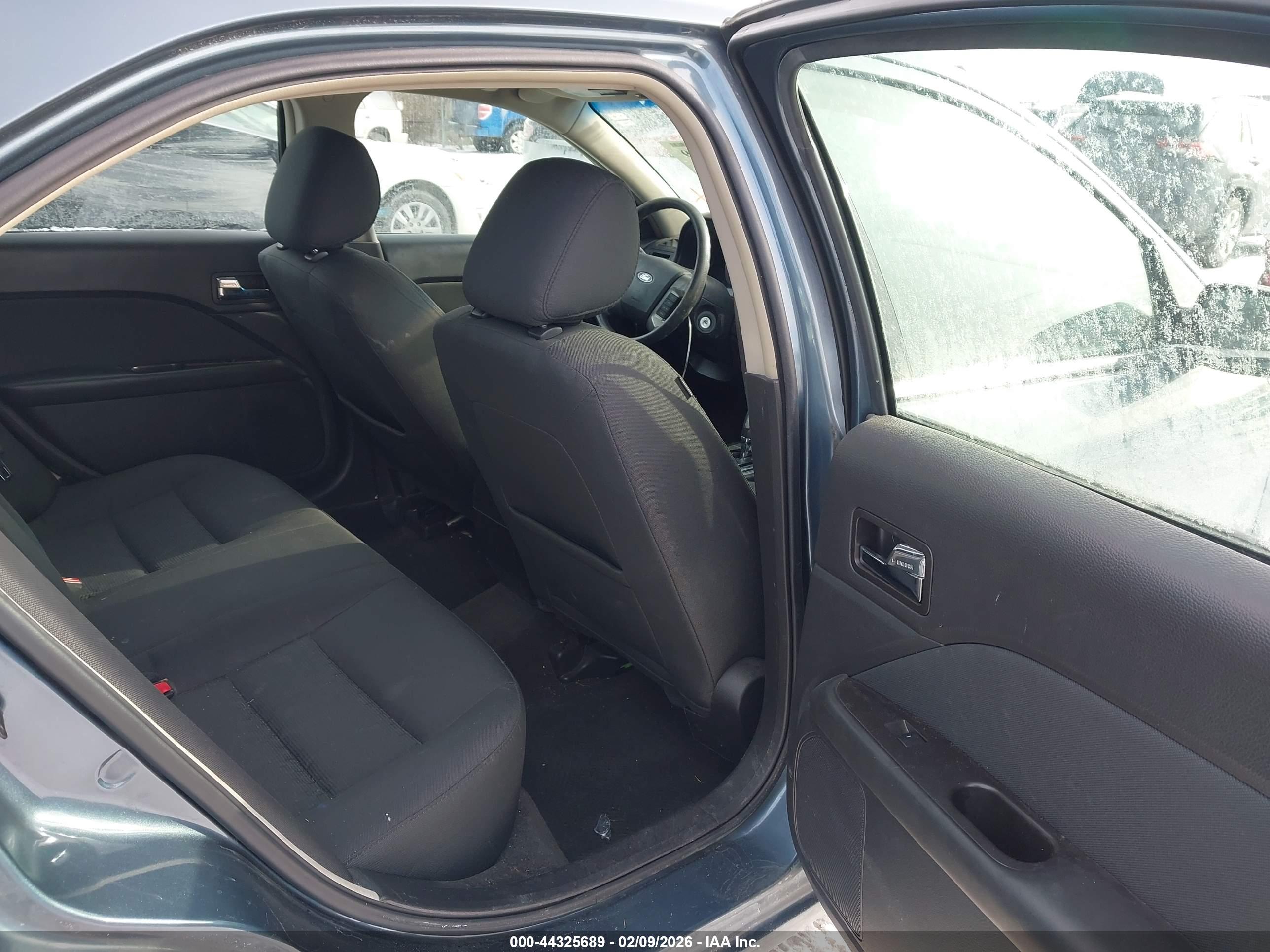 FORD FUSION image 8