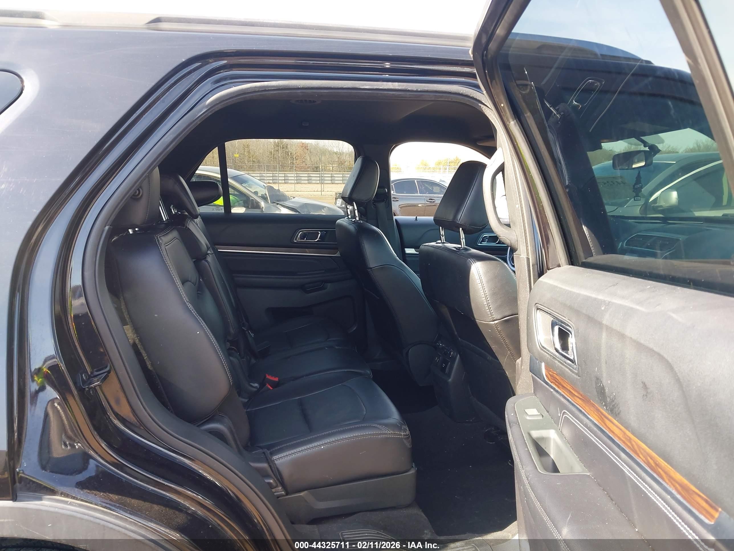 FORD EXPLORER image 8
