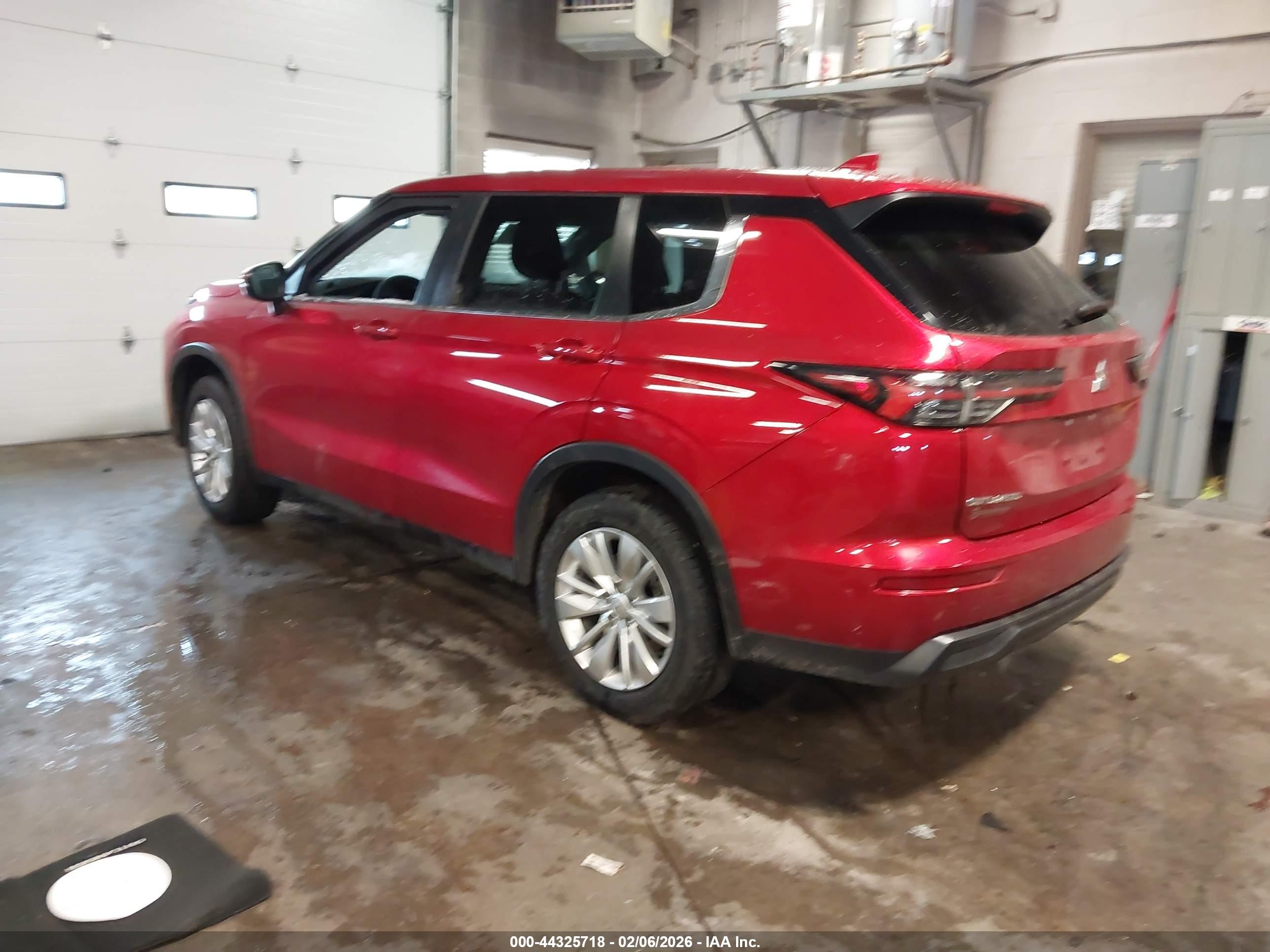 MITSUBISHI OUTLANDER image 3