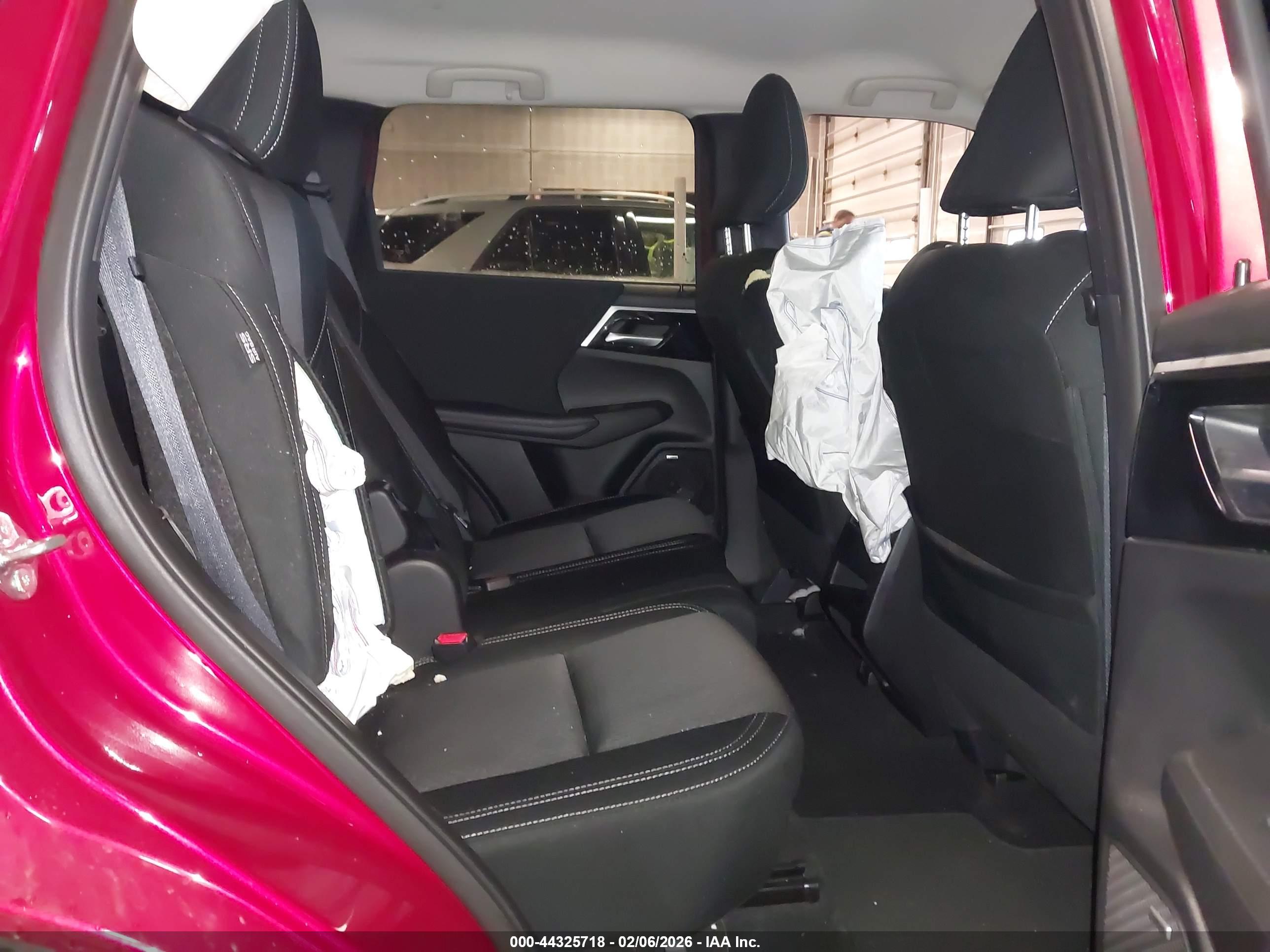 MITSUBISHI OUTLANDER image 8