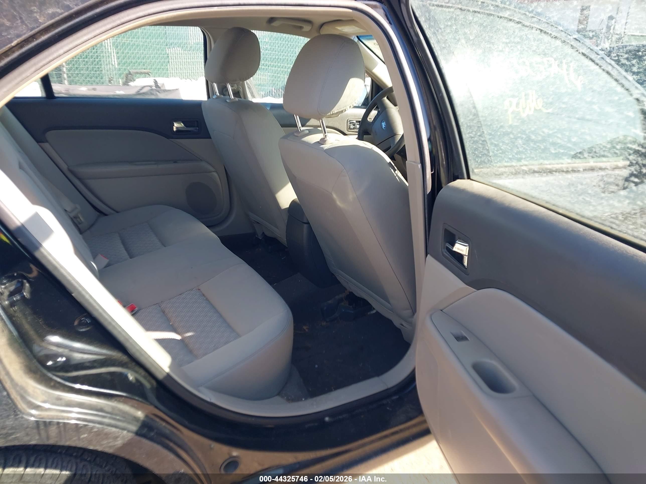 FORD FUSION image 8