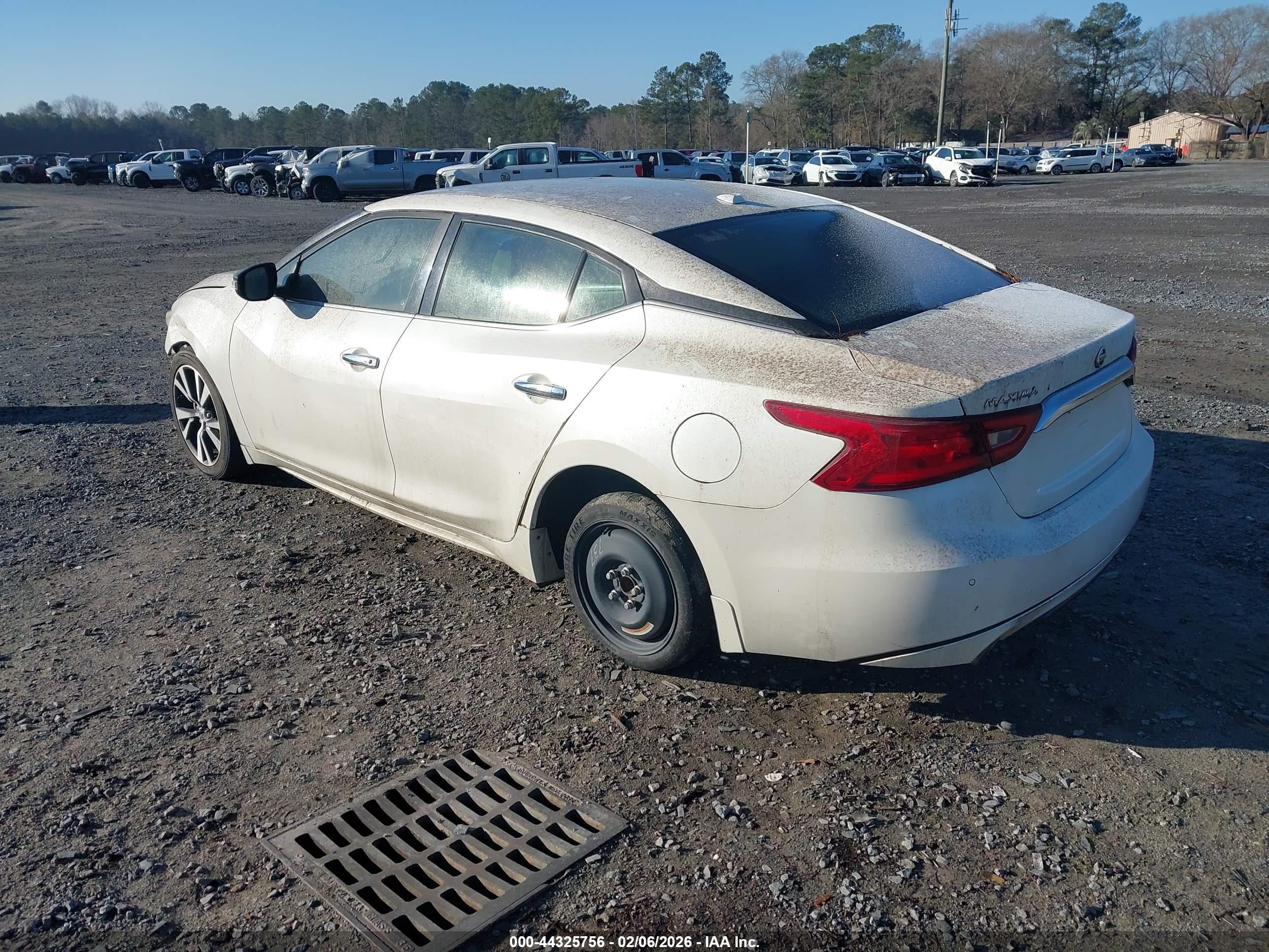 NISSAN MAXIMA image 3