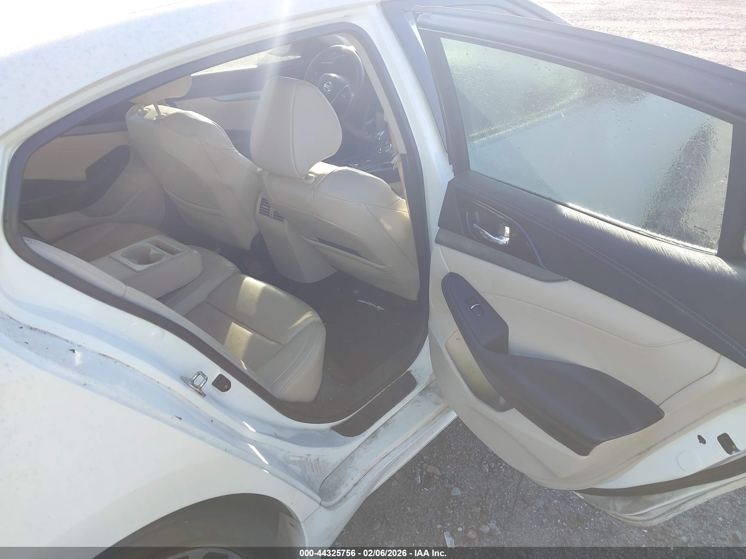 NISSAN MAXIMA image 8
