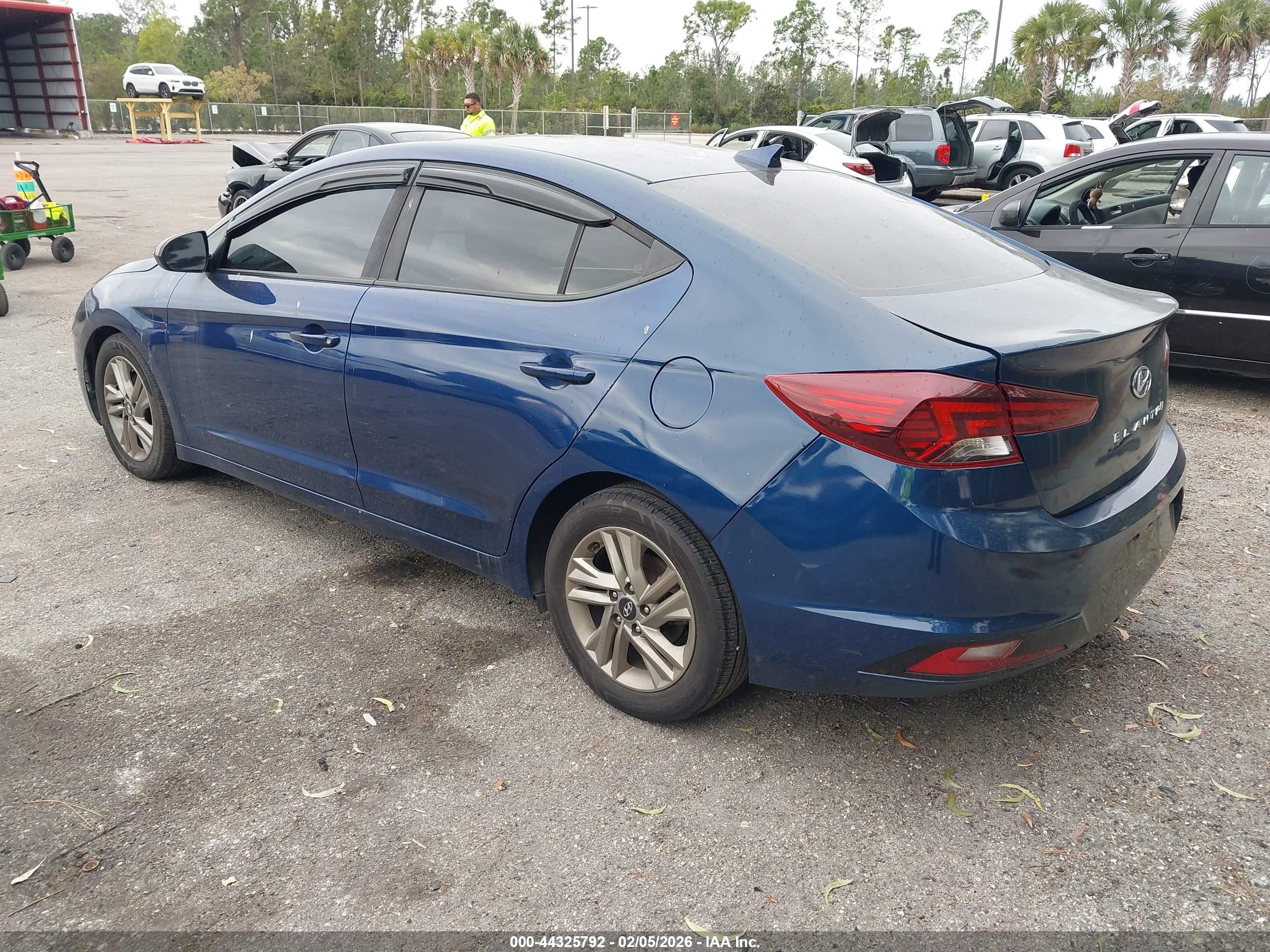 HYUNDAI ELANTRA image 3