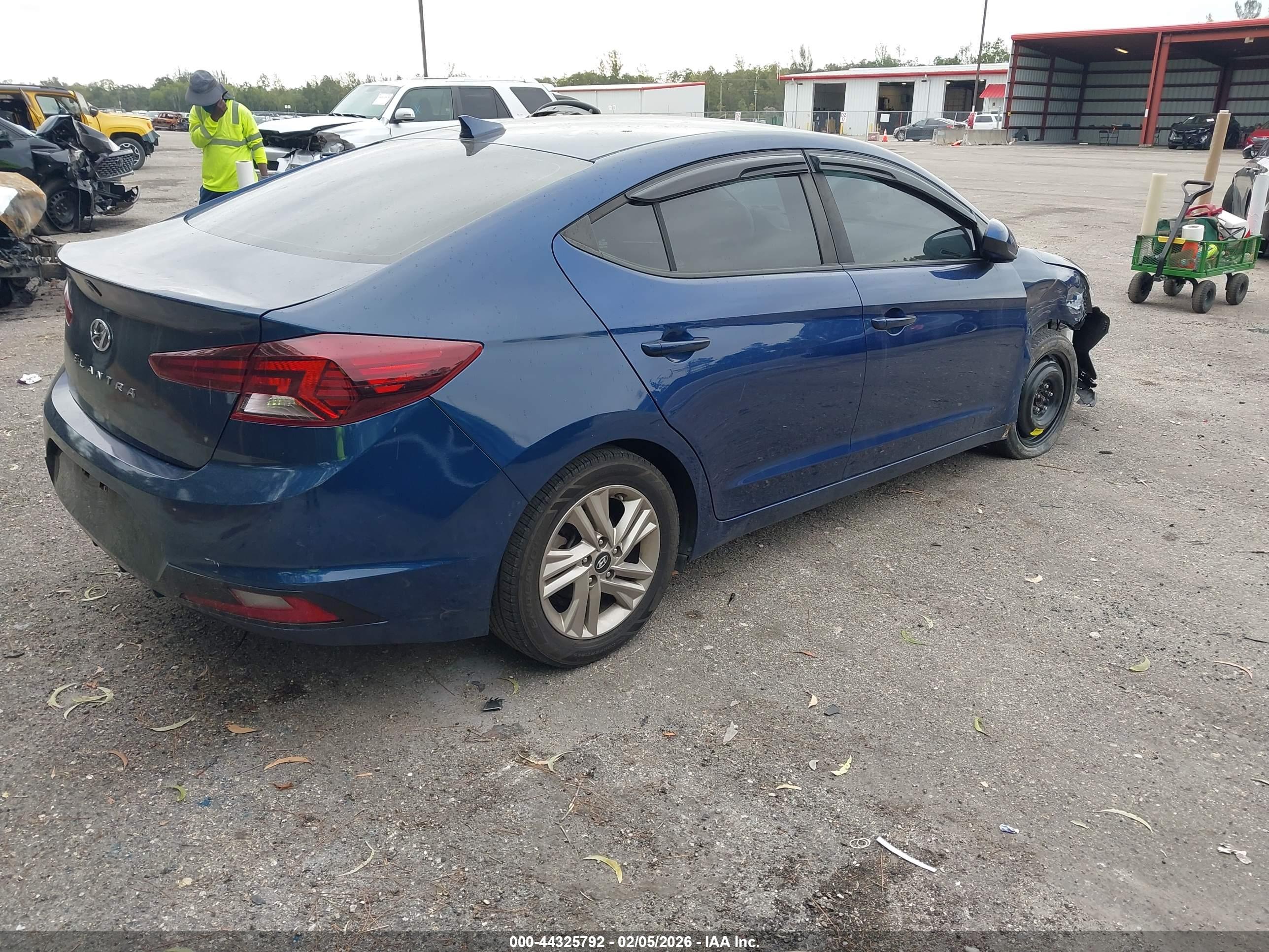 HYUNDAI ELANTRA image 4
