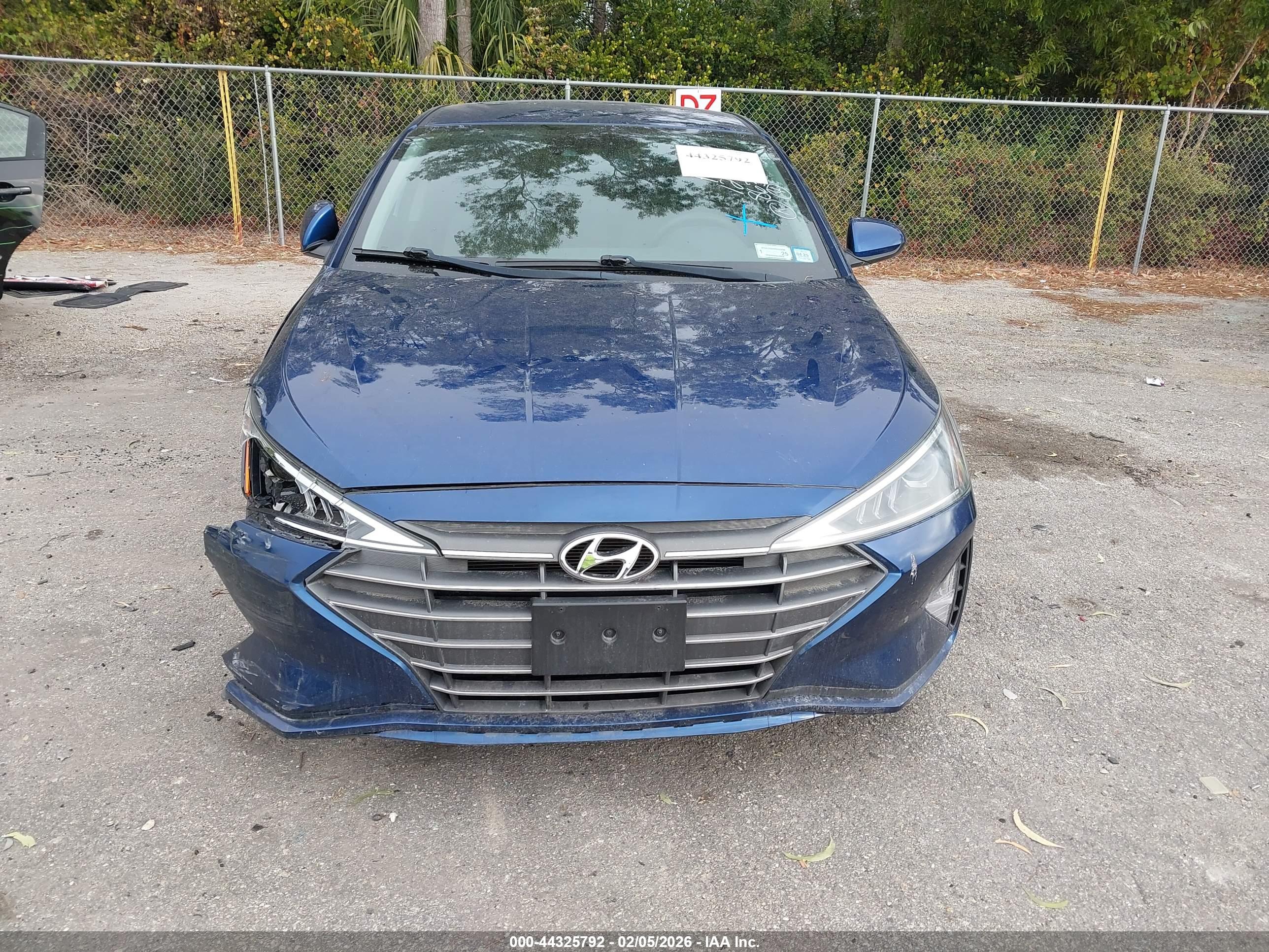 HYUNDAI ELANTRA image 6