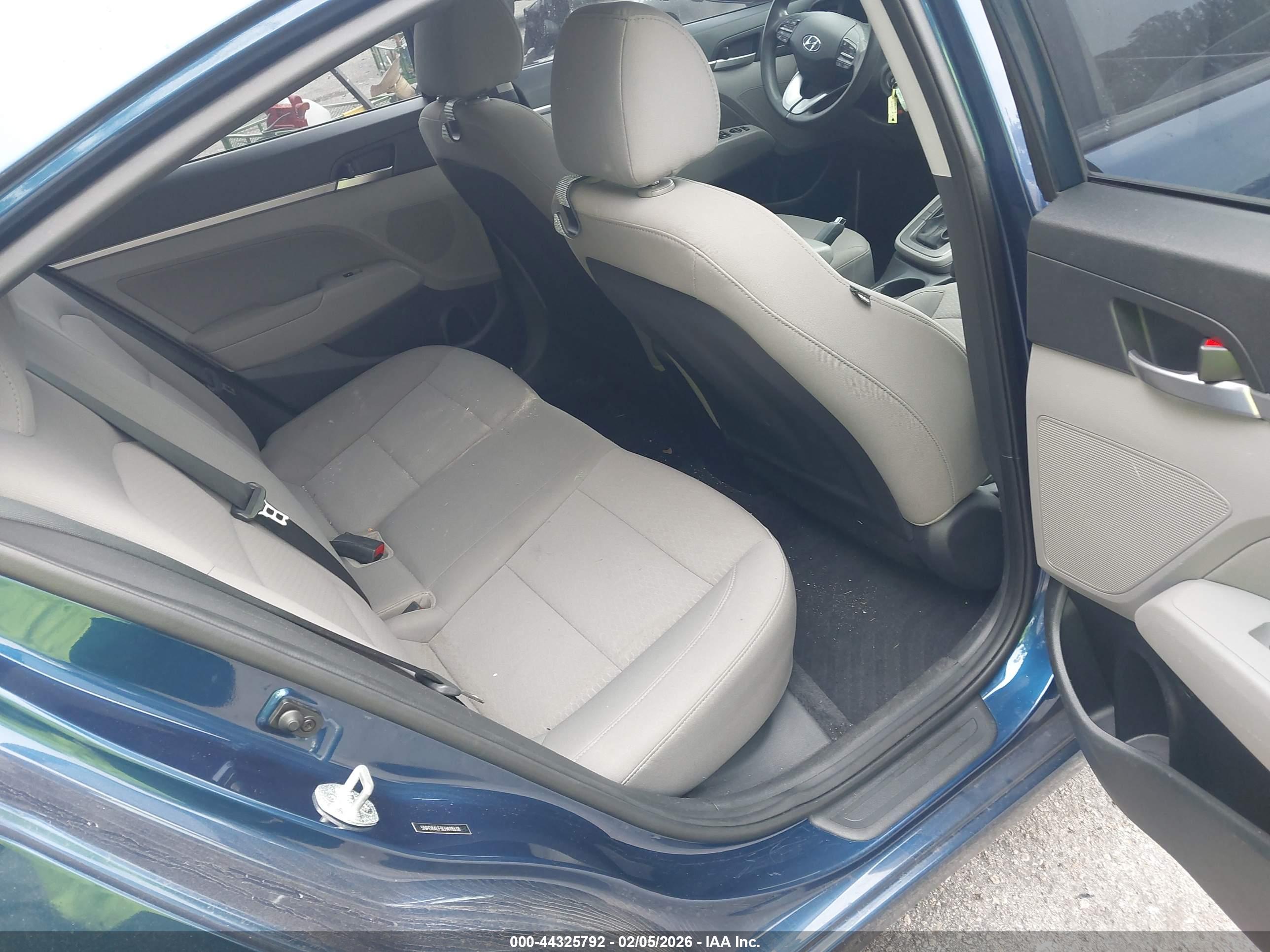 HYUNDAI ELANTRA image 8