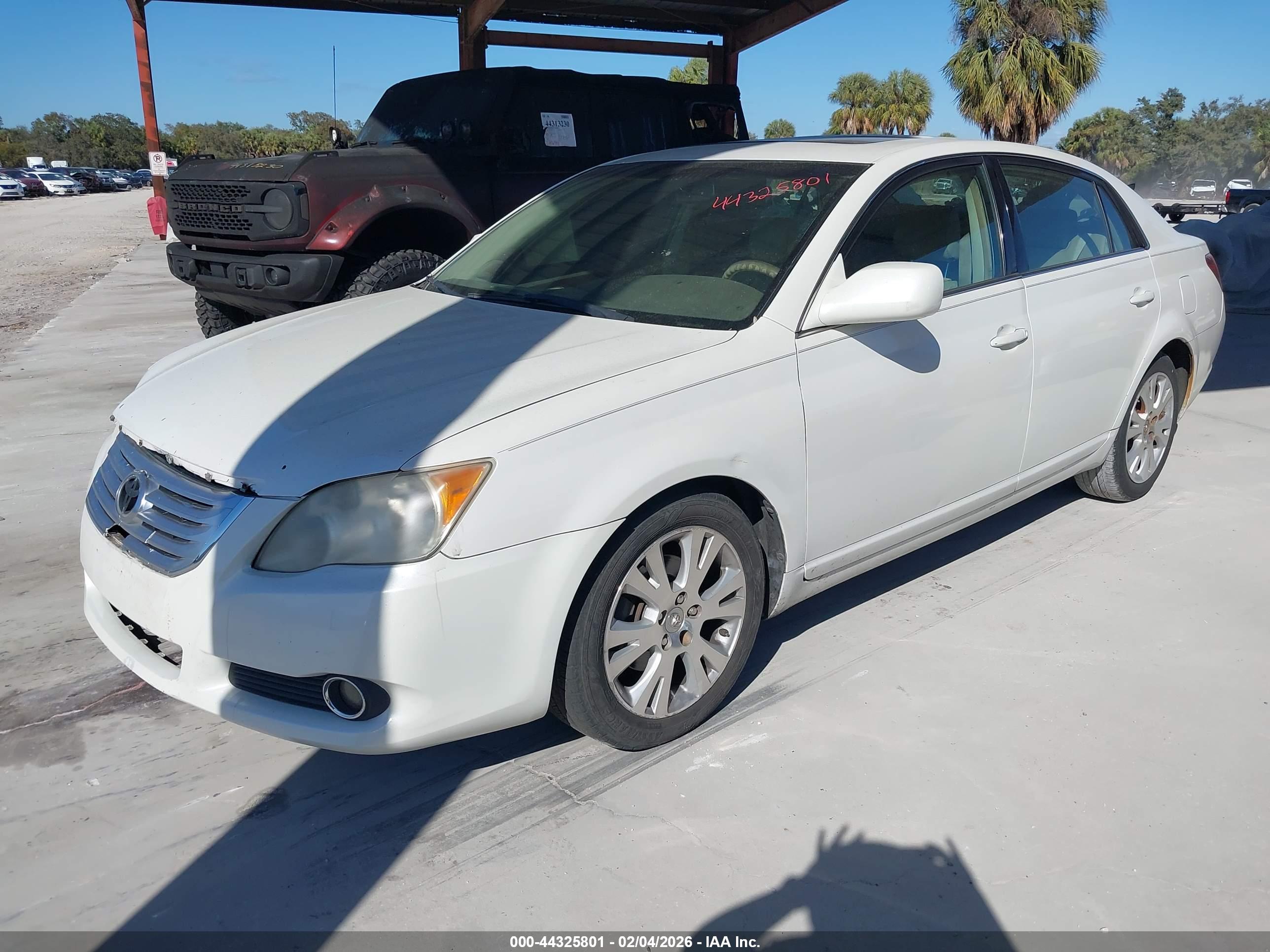 TOYOTA AVALON image 2