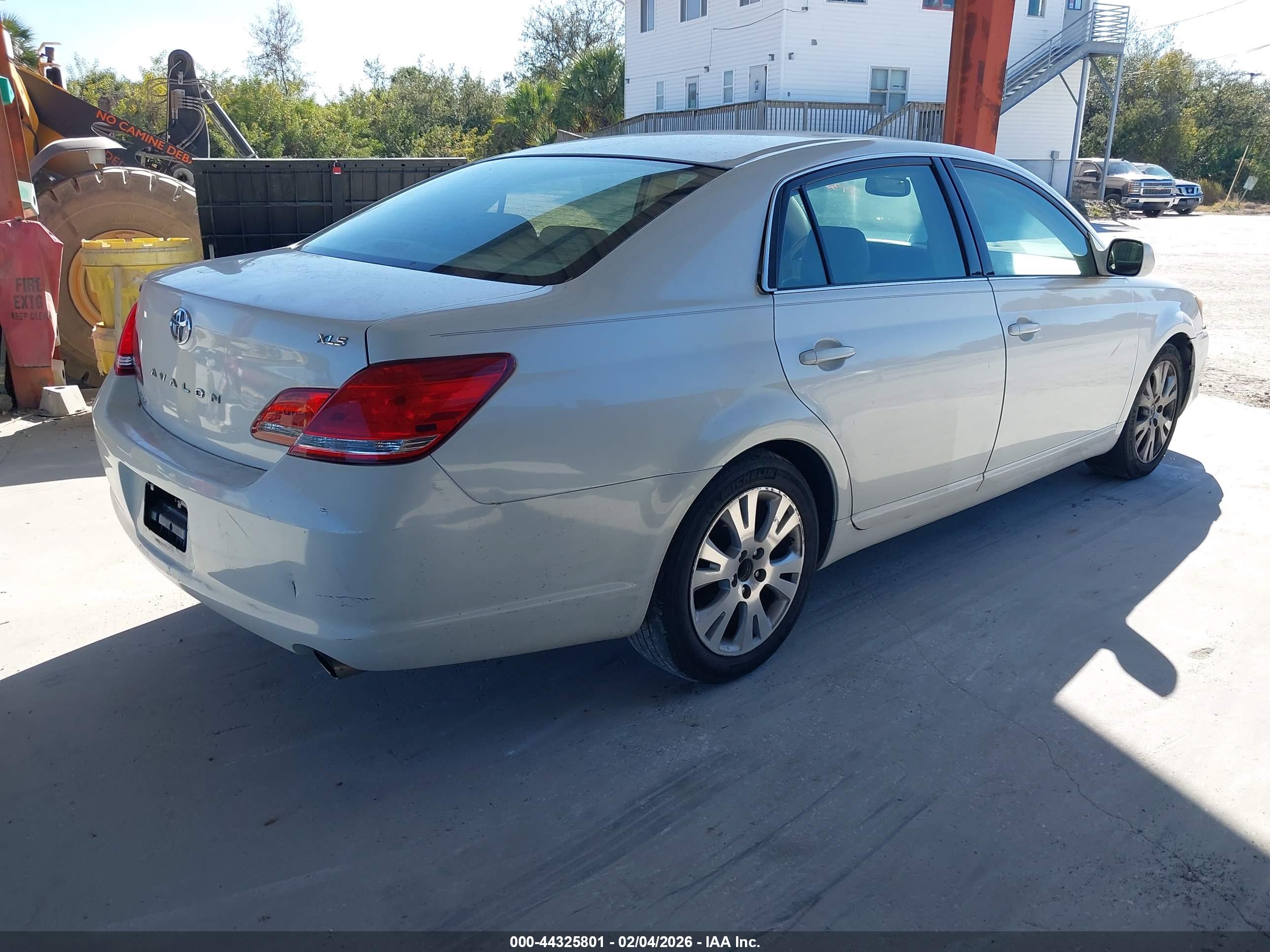 TOYOTA AVALON image 4