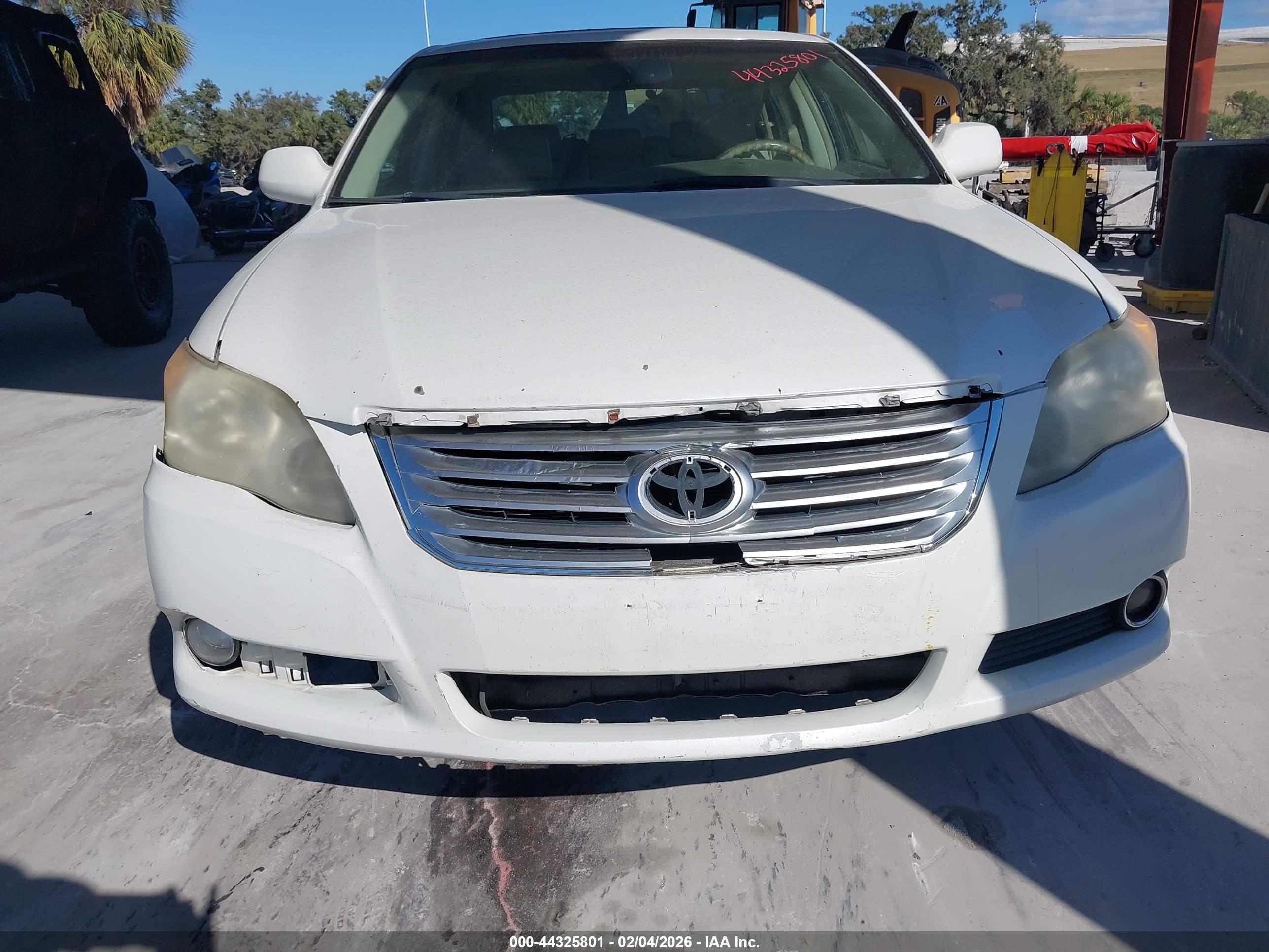 TOYOTA AVALON image 6