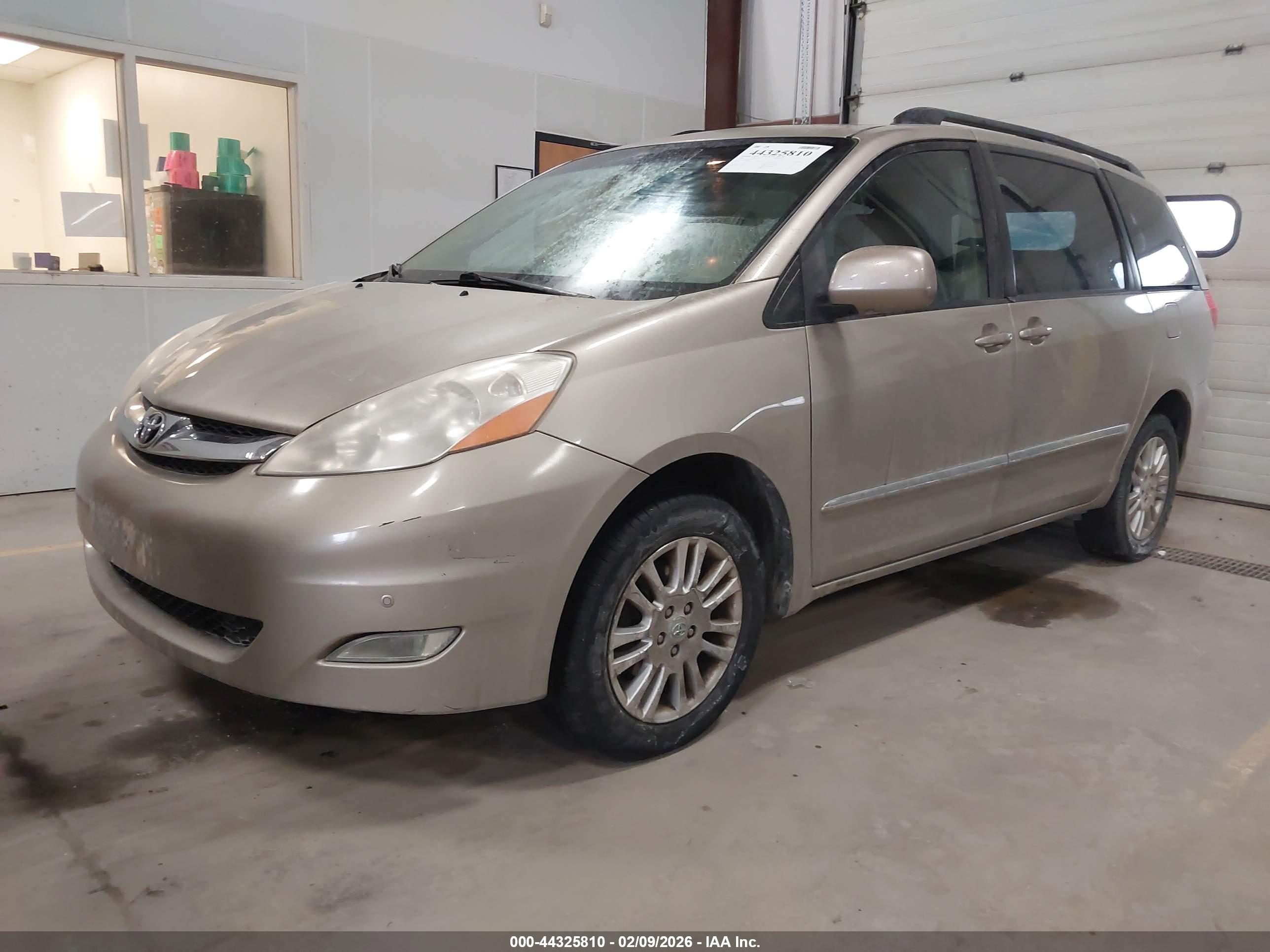 TOYOTA SIENNA image 2