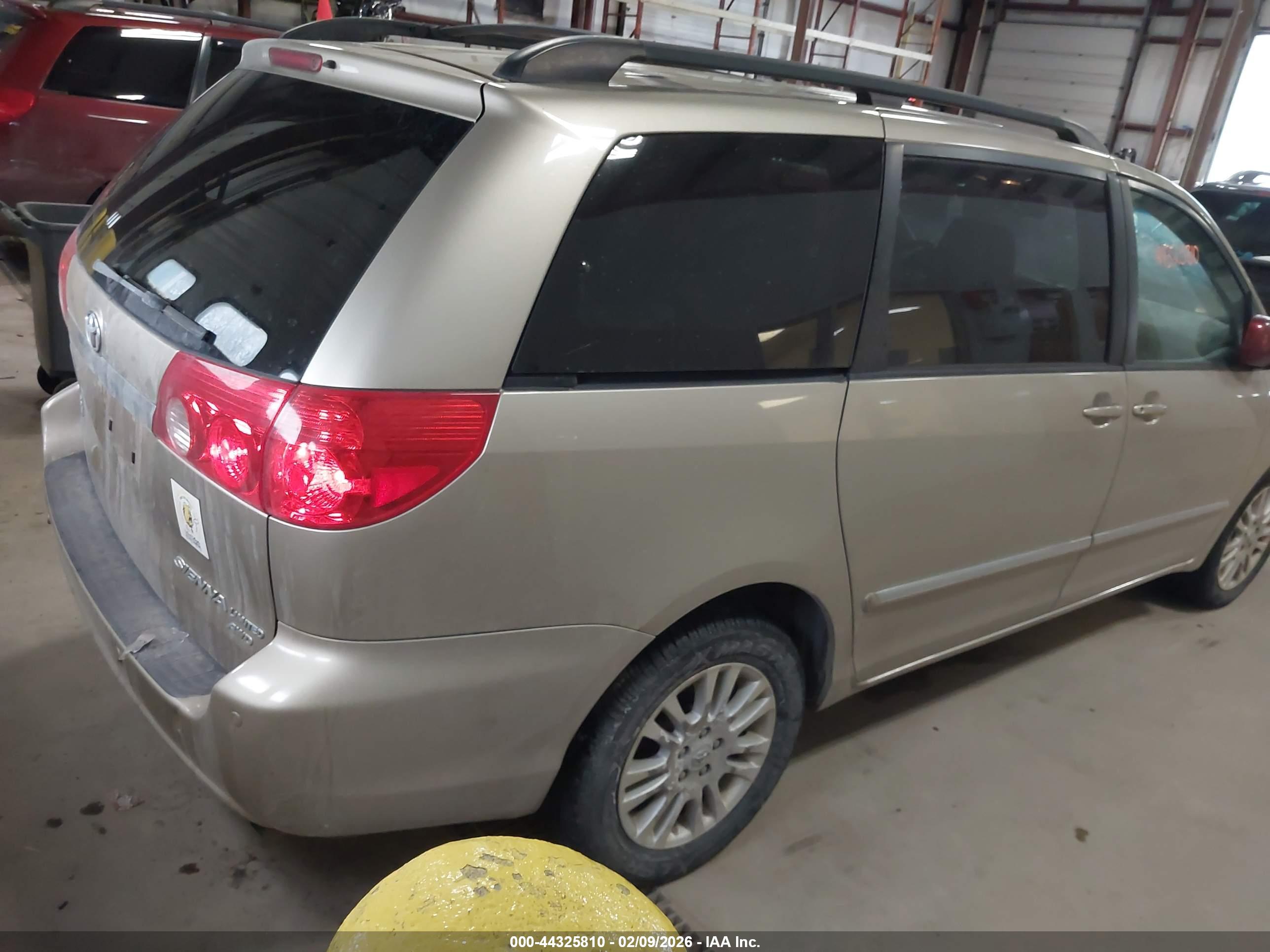 TOYOTA SIENNA image 4