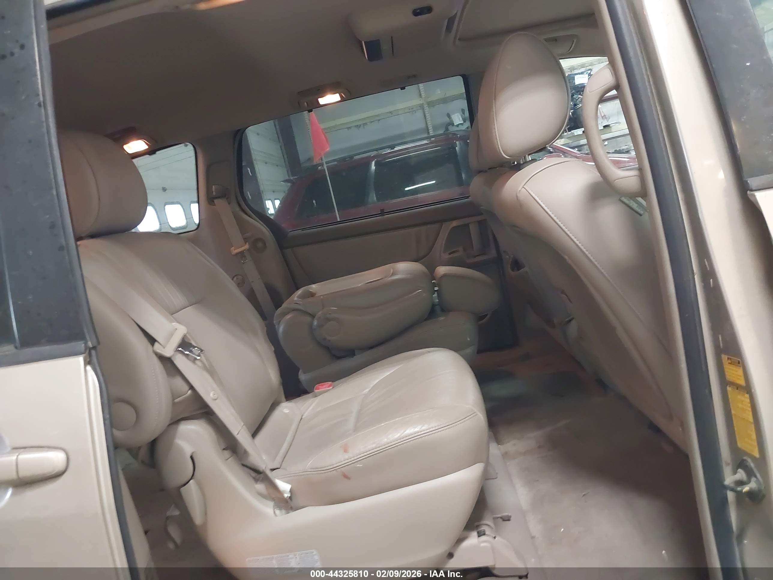 TOYOTA SIENNA image 8