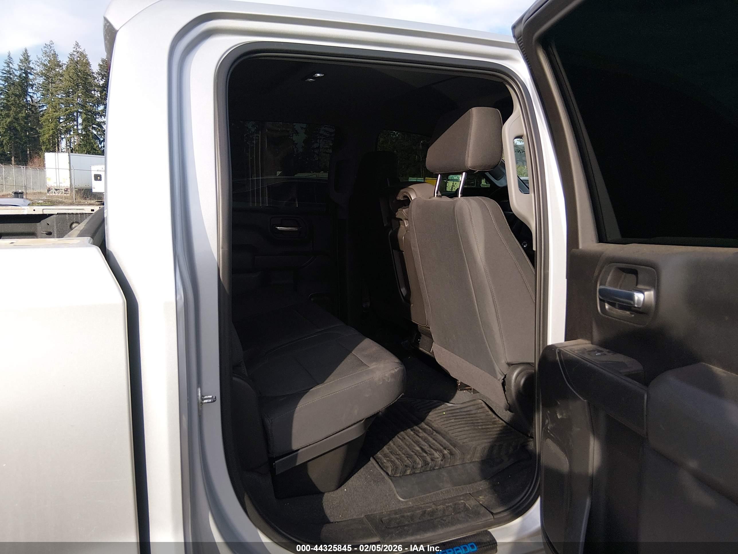 CHEVROLET SILVERADO image 8