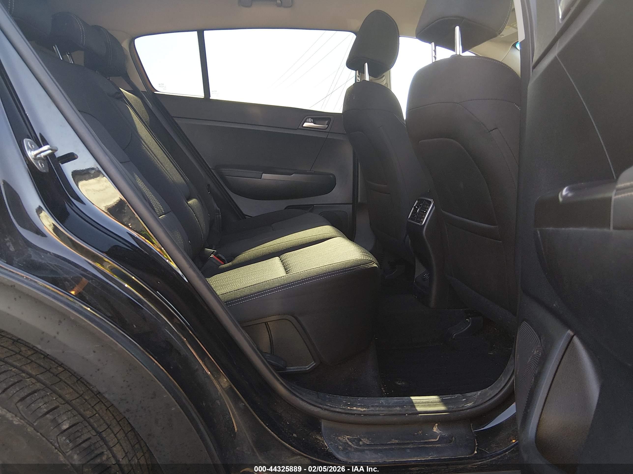 KIA SPORTAGE image 8