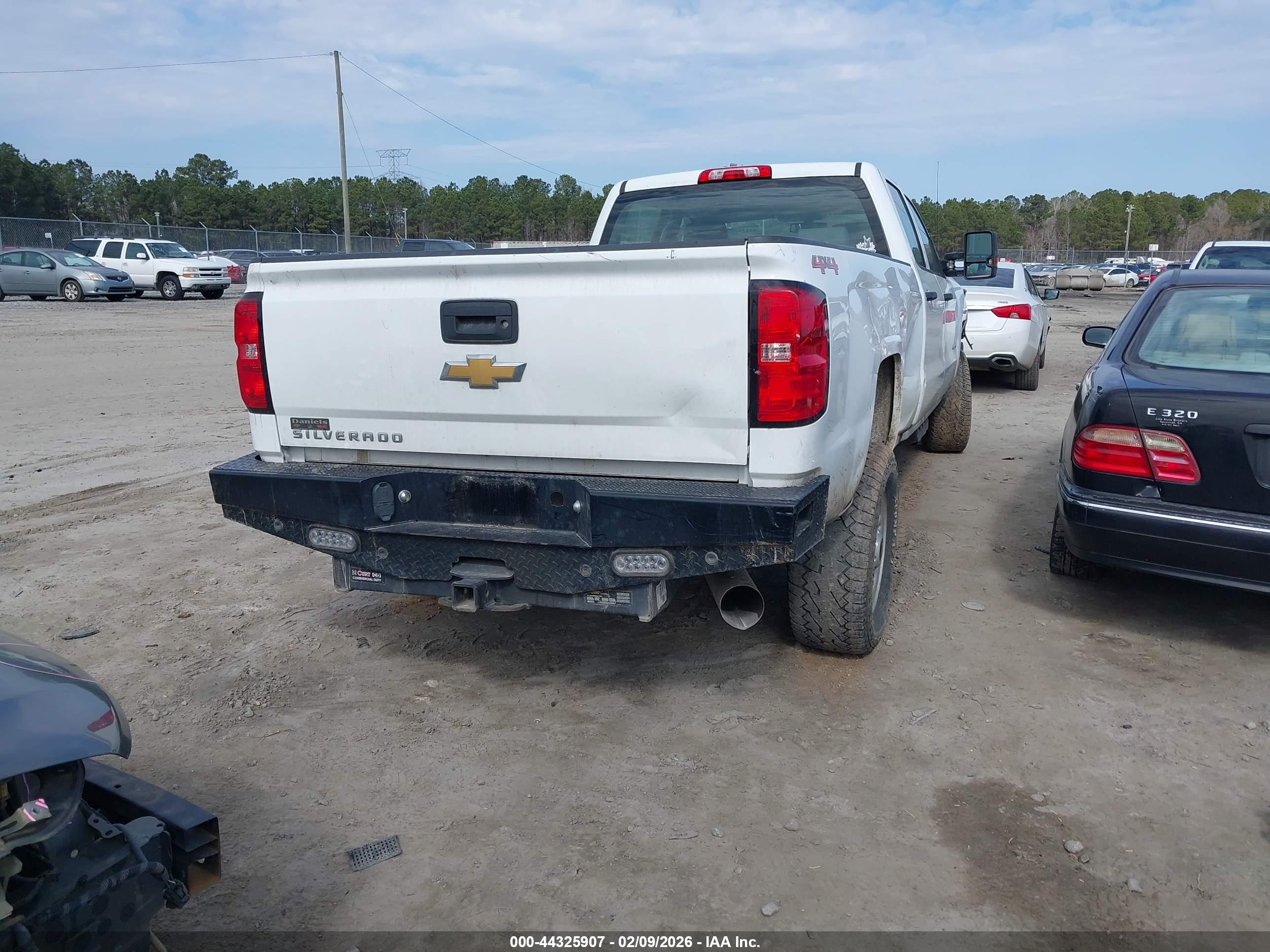 CHEVROLET SILVERADO image 4